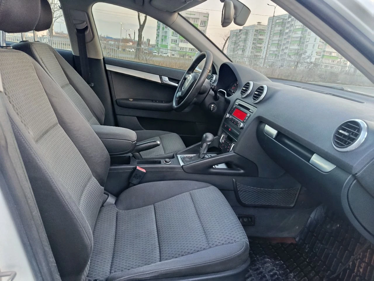 Ауди а 3. машина в отличном состоянии, 2010 год. мотор самый простой и надёжный 1.6 mpi, пробег 190 т. км. , масло не берет. кузов без гнили, ржавчины и прочих дефектов(машина южная). коробка автомат обслужена. ходовая часть в отличном состоянии. расход топлива трасса 6, город 7 литров. комплектация ( круиз, парктроник, датчик света, датчик дождя, двухзонный климат, электропакет, бортовой компьютер, подогрев сидений). по комплектации всё работает. птс оригинал. документы готовы к переоформлению. смотреть на изумрудном, мариуполь цена 755 т. р. торг. +79495583044 - фотография - 6