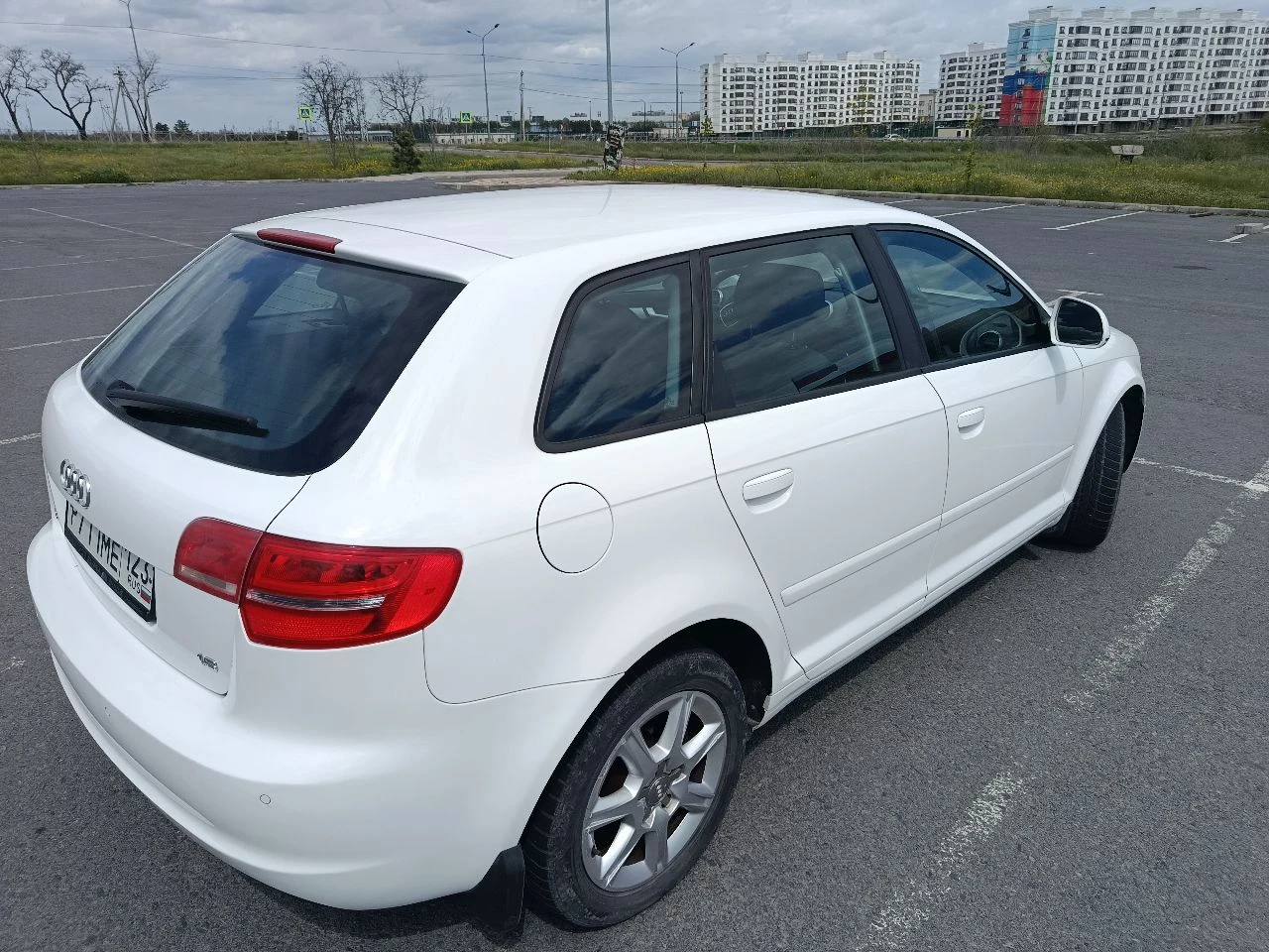 Ауди а 3. машина в отличном состоянии, 2010 год. мотор самый простой и надёжный 1.6 mpi, пробег 190 т. км. , масло не берет. кузов без гнили, ржавчины и прочих дефектов(машина южная). коробка автомат обслужена. ходовая часть в отличном состоянии. расход топлива трасса 6, город 7 литров. комплектация ( круиз, парктроник, датчик света, датчик дождя, двухзонный климат, электропакет, бортовой компьютер, подогрев сидений). по комплектации всё работает. птс оригинал. документы готовы к переоформлению. смотреть на изумрудном, мариуполь цена 755 т. р. торг. +79495583044 - фотография - 2