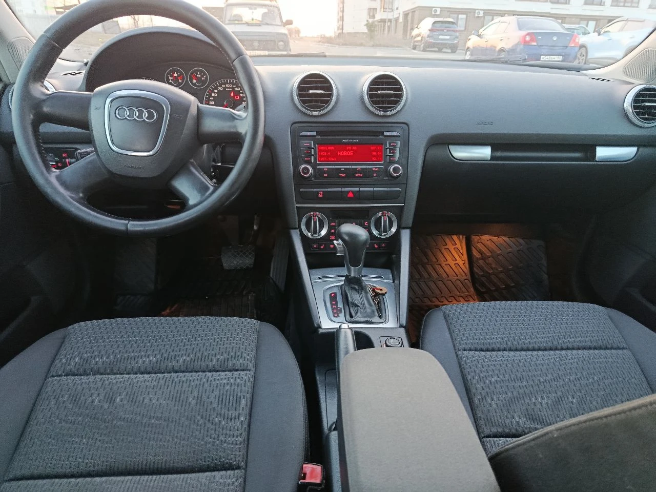 Ауди а 3. машина в отличном состоянии, 2010 год. мотор самый простой и надёжный 1.6 mpi, пробег 190 т. км. , масло не берет. кузов без гнили, ржавчины и прочих дефектов(машина южная). коробка автомат обслужена. ходовая часть в отличном состоянии. расход топлива трасса 6, город 7 литров. комплектация ( круиз, парктроник, датчик света, датчик дождя, двухзонный климат, электропакет, бортовой компьютер, подогрев сидений). по комплектации всё работает. птс оригинал. документы готовы к переоформлению. смотреть на изумрудном, мариуполь цена 755 т. р. торг. +79495583044 - фотография - 7