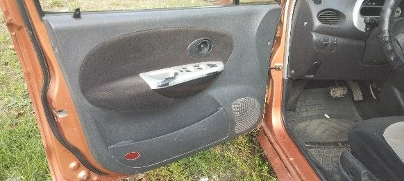 Чери qq s11,пробег 202 тысячи, машина продается целиком под разбор,4 стеклоподъемника проданы, машина была ударена в заднюю часть, буксировочный крюк был сломан и там осталась часть, машина стоит чуть больше 5 лет, днр постоянный, нужно подваривать пороги, ну возможно еще где-то, резина вся лысая, передние правое после подкачки спускает, машина едет в перед назад, но с тормозами беда, не всегда тормозит и бывает глохнет при торможении, осмотр в пролетарском районе, стоит во дворе, недалеко от бывшего училище 124,цена 80 тыс руб, возможен небольшой торг, +79493961321. - фотография - 10