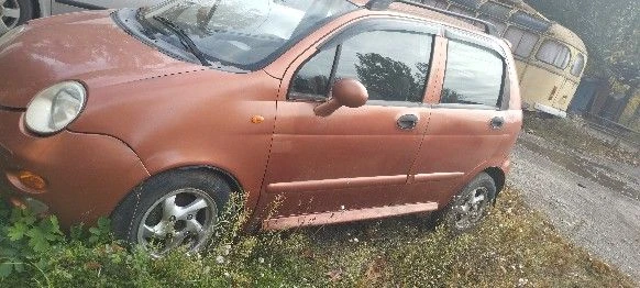 Чери qq s11,пробег 202 тысячи, машина продается целиком под разбор,4 стеклоподъемника проданы, машина была ударена в заднюю часть, буксировочный крюк был сломан и там осталась часть, машина стоит чуть больше 5 лет, днр постоянный, нужно подваривать пороги, ну возможно еще где-то, резина вся лысая, передние правое после подкачки спускает, машина едет в перед назад, но с тормозами беда, не всегда тормозит и бывает глохнет при торможении, осмотр в пролетарском районе, стоит во дворе, недалеко от бывшего училище 124,цена 80 тыс руб, возможен небольшой торг, +79493961321. - фотография - 4