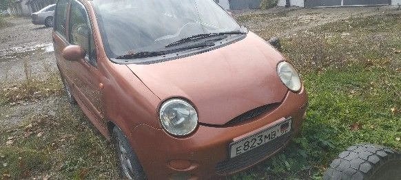 Чери qq s11,пробег 202 тысячи, машина продается целиком под разбор,4 стеклоподъемника проданы, машина была ударена в заднюю часть, буксировочный крюк был сломан и там осталась часть, машина стоит чуть больше 5 лет, днр постоянный, нужно подваривать пороги, ну возможно еще где-то, резина вся лысая, передние правое после подкачки спускает, машина едет в перед назад, но с тормозами беда, не всегда тормозит и бывает глохнет при торможении, осмотр в пролетарском районе, стоит во дворе, недалеко от бывшего училище 124,цена 80 тыс руб, возможен небольшой торг, +79493961321. - фотография - 3