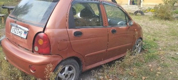 Чери qq s11,пробег 202 тысячи, машина продается целиком под разбор,4 стеклоподъемника проданы, машина была ударена в заднюю часть, буксировочный крюк был сломан и там осталась часть, машина стоит чуть больше 5 лет, днр постоянный, нужно подваривать пороги, ну возможно еще где-то, резина вся лысая, передние правое после подкачки спускает, машина едет в перед назад, но с тормозами беда, не всегда тормозит и бывает глохнет при торможении, осмотр в пролетарском районе, стоит во дворе, недалеко от бывшего училище 124,цена 80 тыс руб, возможен небольшой торг, +79493961321. - фотография - 2