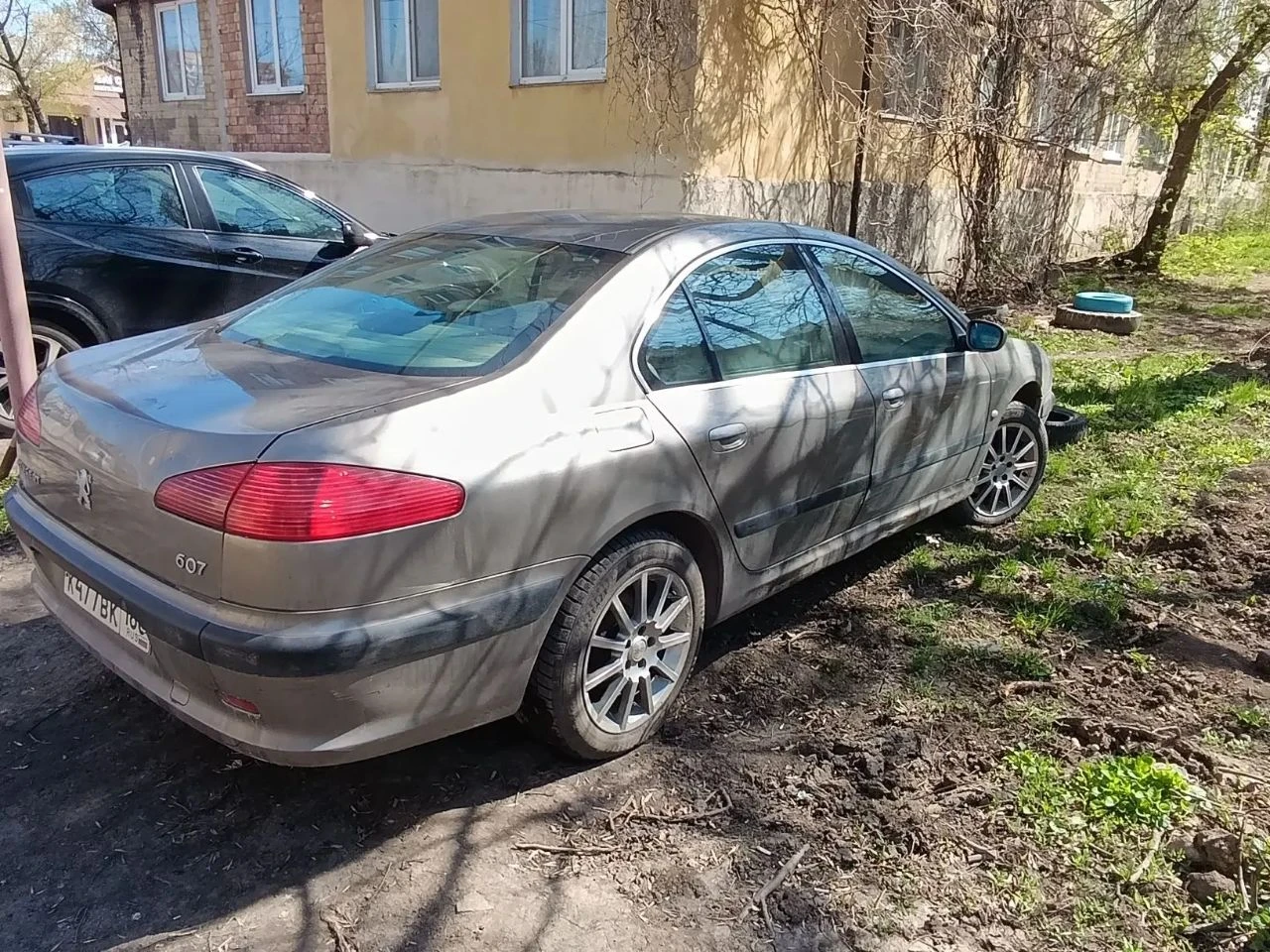 Продам авто, г. донецк модель: peugeot 607 год выпуска: 2003 тип кузова: седан объем двигателя: 2.9 литра мощность л. с.: 197-205 пробег: 257 тыс коробка передач: автомат вид топлива: бензин цвет: серый учёт: рф доп свойства: электро зеркала, электро стеклоподъёмники передние и задние, подогрев передних, задних сидений, кондиционер, климат контроль, центральный замок, парктроник, резина: зимняя на дисках, летняя в комплекте состояние кузова: кузов оцинкованный, имеются потёртости, рыжиков нет что выполнено по машине выполнено: замена опор стоек 2 стороны, замена стоек стабилизатора, тормозные колодки в круг, шаровые поменяны, разработаны суппорта направляющих, стартер заменен, рулевая тяга заменена, датчик обсорбера заменён, датчик впускного коллектора заменён, катушки+ свечи оригинал поменяны, масла +фильтра все поменяны, подушка двигателя поменяна, радиатор заменен, бензонасос заменен, бачок антифриза заменен, ремень грм заменён, аккумуляторы 2шт заменены, прошита на евро 2, все делал под себя цена: руб. 400 тыс тел. :+79495246172, торг уместен, по машине все расскажу у капота - фотография - 2