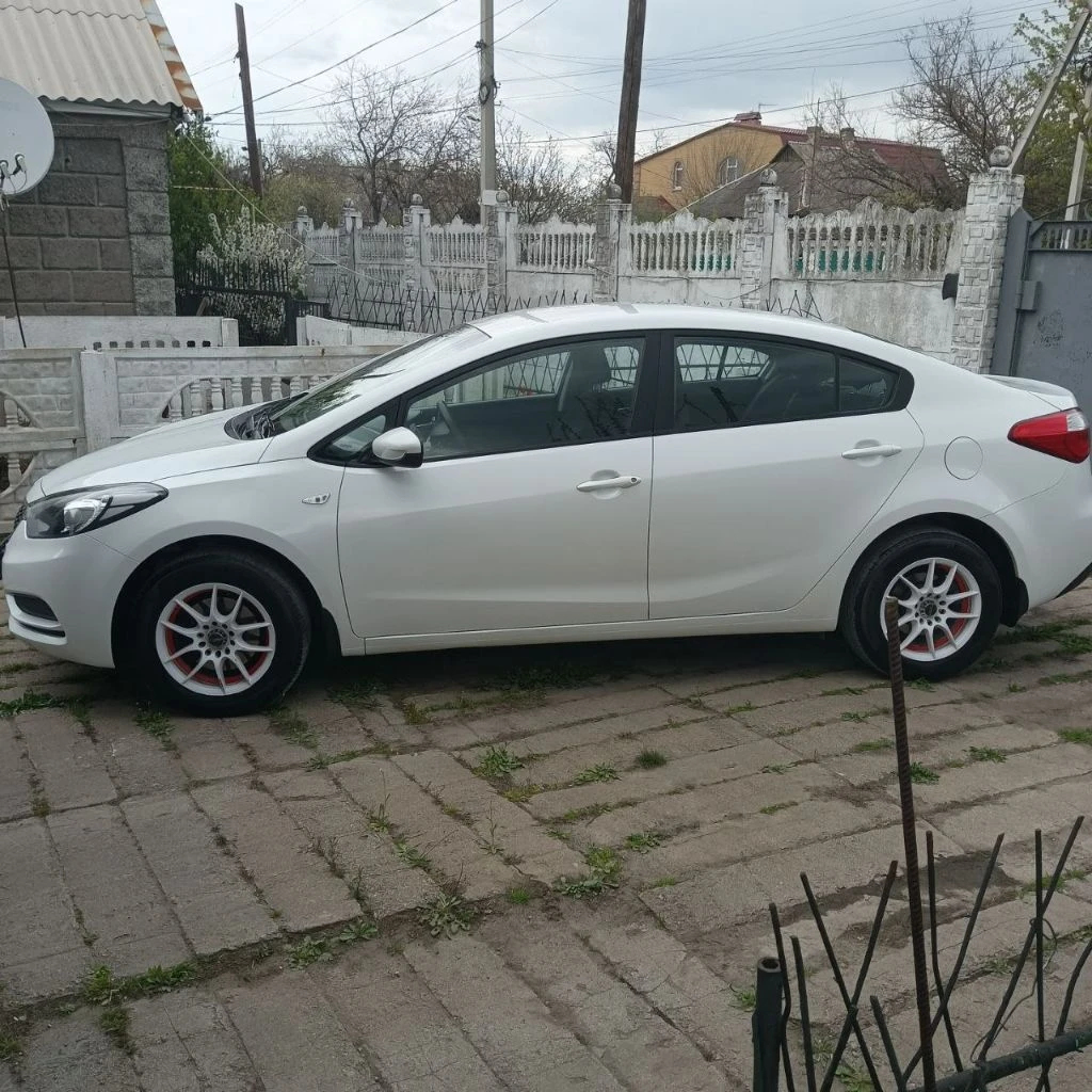 Kia creato, 2013 года. автомобиль с надежной механической кпп, кузов в отличном состоянии, без дтп, без ржавчин, ухоженный салон, в котором не курили, бережная эксплуатация, своевременная замена масла и фильтров, двигатель работает как часы, масло не ест. в автомобиле имеется 3-х уровневый обогрев передних сидений, заднего стекла и зеркал, электростеклоподъемники, штатная аудиосистема, кондиционер, авс, установлена сигнализация star line, имеется два ключа, комплект зимней резины на стальных дисках. автомобиль приобретался в автосалоне у официального дилера. я единственный собственник. стоимость: 1050000 руб. телефон: +79491741655 - фотография - 8