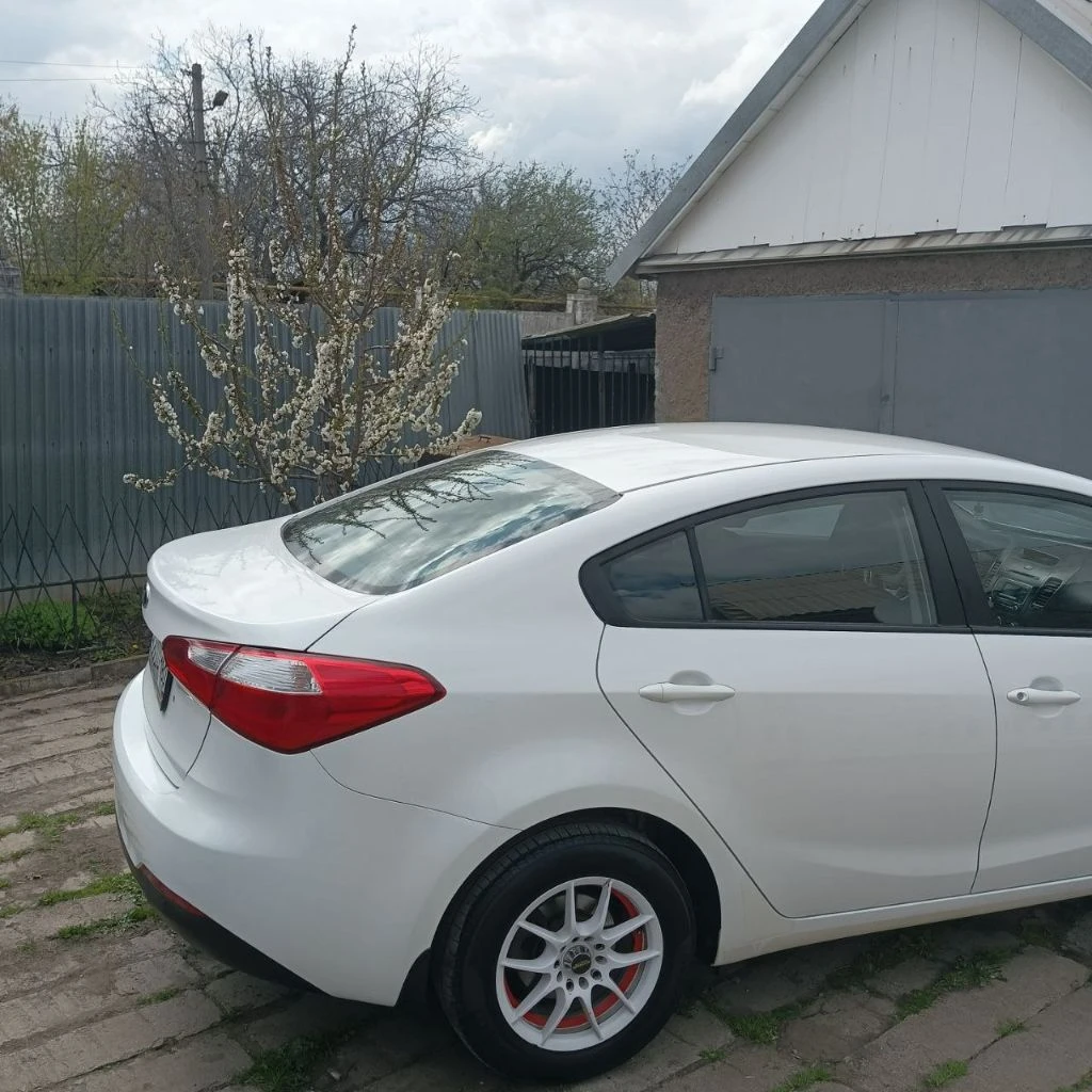 Kia creato, 2013 года. автомобиль с надежной механической кпп, кузов в отличном состоянии, без дтп, без ржавчин, ухоженный салон, в котором не курили, бережная эксплуатация, своевременная замена масла и фильтров, двигатель работает как часы, масло не ест. в автомобиле имеется 3-х уровневый обогрев передних сидений, заднего стекла и зеркал, электростеклоподъемники, штатная аудиосистема, кондиционер, авс, установлена сигнализация star line, имеется два ключа, комплект зимней резины на стальных дисках. автомобиль приобретался в автосалоне у официального дилера. я единственный собственник. стоимость: 1050000 руб. телефон: +79491741655 - фотография - 1