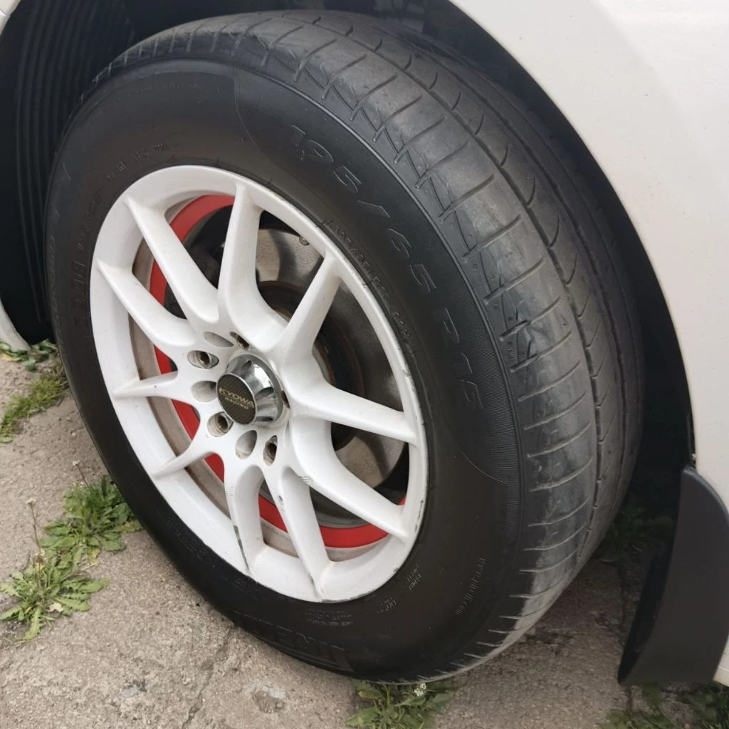 Kia creato, 2013 года. автомобиль с надежной механической кпп, кузов в отличном состоянии, без дтп, без ржавчин, ухоженный салон, в котором не курили, бережная эксплуатация, своевременная замена масла и фильтров, двигатель работает как часы, масло не ест. в автомобиле имеется 3-х уровневый обогрев передних сидений, заднего стекла и зеркал, электростеклоподъемники, штатная аудиосистема, кондиционер, авс, установлена сигнализация star line, имеется два ключа, комплект зимней резины на стальных дисках. автомобиль приобретался в автосалоне у официального дилера. я единственный собственник. стоимость: 1050000 руб. телефон: +79491741655 - фотография - 6