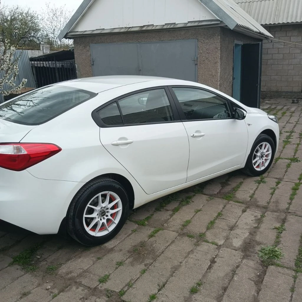 Kia creato, 2013 года. автомобиль с надежной механической кпп, кузов в отличном состоянии, без дтп, без ржавчин, ухоженный салон, в котором не курили, бережная эксплуатация, своевременная замена масла и фильтров, двигатель работает как часы, масло не ест. в автомобиле имеется 3-х уровневый обогрев передних сидений, заднего стекла и зеркал, электростеклоподъемники, штатная аудиосистема, кондиционер, авс, установлена сигнализация star line, имеется два ключа, комплект зимней резины на стальных дисках. автомобиль приобретался в автосалоне у официального дилера. я единственный собственник. стоимость: 1050000 руб. телефон: +79491741655 - фотография - 11