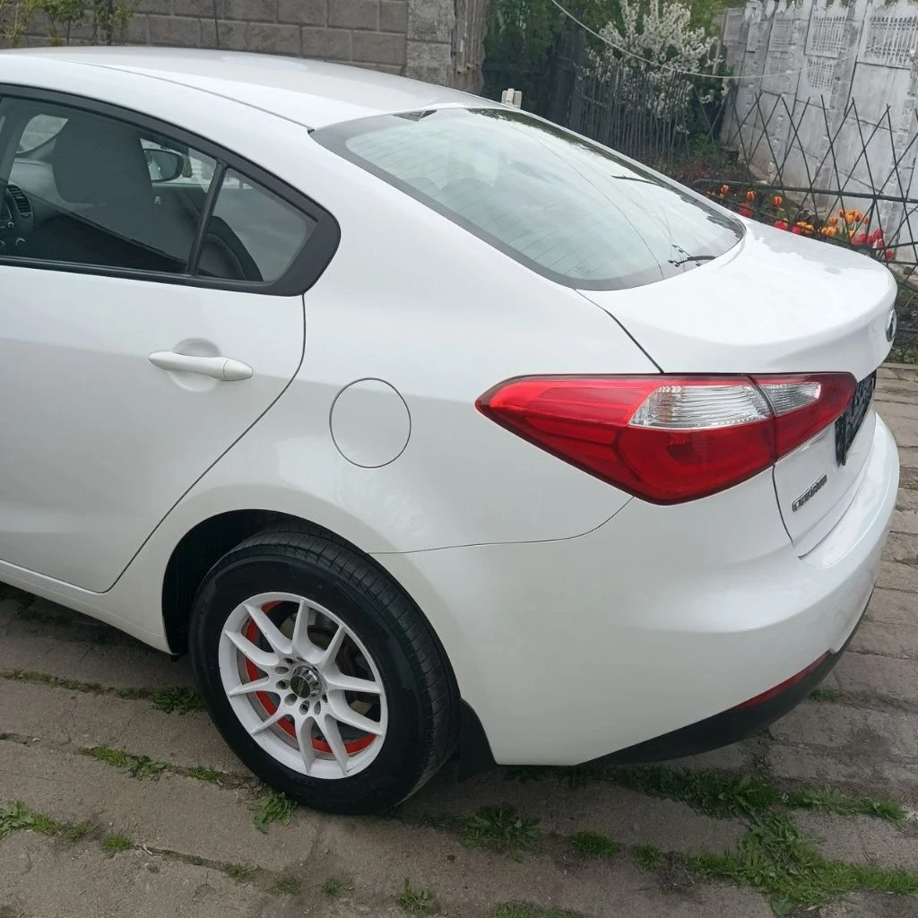 Kia creato, 2013 года. автомобиль с надежной механической кпп, кузов в отличном состоянии, без дтп, без ржавчин, ухоженный салон, в котором не курили, бережная эксплуатация, своевременная замена масла и фильтров, двигатель работает как часы, масло не ест. в автомобиле имеется 3-х уровневый обогрев передних сидений, заднего стекла и зеркал, электростеклоподъемники, штатная аудиосистема, кондиционер, авс, установлена сигнализация star line, имеется два ключа, комплект зимней резины на стальных дисках. автомобиль приобретался в автосалоне у официального дилера. я единственный собственник. стоимость: 1050000 руб. телефон: +79491741655 - фотография - 7