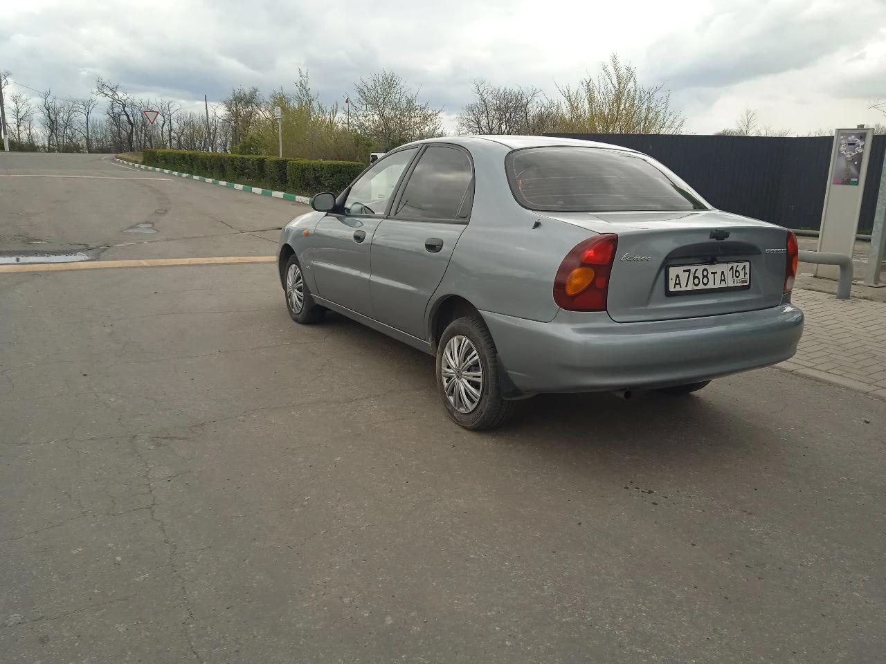 Продам шевроле ланос цена 320тыс, рублей,2008год, объем двигателя 1,5 комплектация sx, кондиционер, передние электростеклоподьемники, гидроусилитель руля, air bag, два ключа, два брелка центральный замок, свет led, камера заднего вида, магнитола андроид, тонировка, шины летние r14, с документами порядок, не гнилая не ржавая не варена в дтп не учавствовала, вложений не требует в хорошем состоянии полностью обслужена. смотреть авто город шахтёрск все интересующие вопросы по телефону+79495963046 - фотография - 8