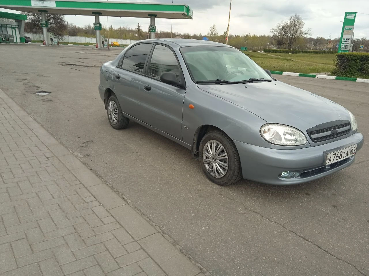 Продам шевроле ланос цена 320тыс, рублей,2008год, объем двигателя 1,5 комплектация sx, кондиционер, передние электростеклоподьемники, гидроусилитель руля, air bag, два ключа, два брелка центральный замок, свет led, камера заднего вида, магнитола андроид, тонировка, шины летние r14, с документами порядок, не гнилая не ржавая не варена в дтп не учавствовала, вложений не требует в хорошем состоянии полностью обслужена. смотреть авто город шахтёрск все интересующие вопросы по телефону+79495963046 - фотография - 2