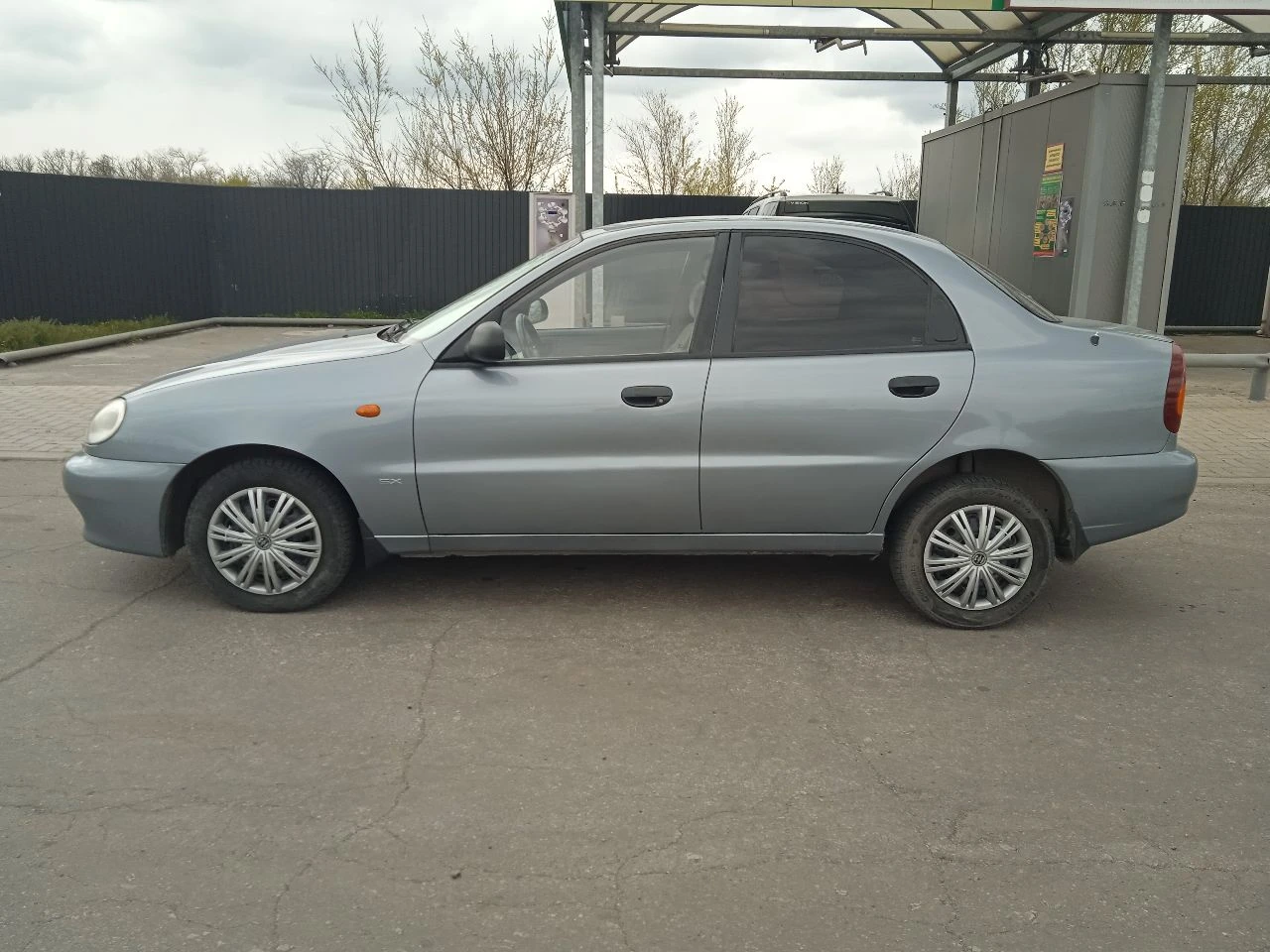 Продам шевроле ланос цена 320тыс, рублей,2008год, объем двигателя 1,5 комплектация sx, кондиционер, передние электростеклоподьемники, гидроусилитель руля, air bag, два ключа, два брелка центральный замок, свет led, камера заднего вида, магнитола андроид, тонировка, шины летние r14, с документами порядок, не гнилая не ржавая не варена в дтп не учавствовала, вложений не требует в хорошем состоянии полностью обслужена. смотреть авто город шахтёрск все интересующие вопросы по телефону+79495963046 - фотография - 4