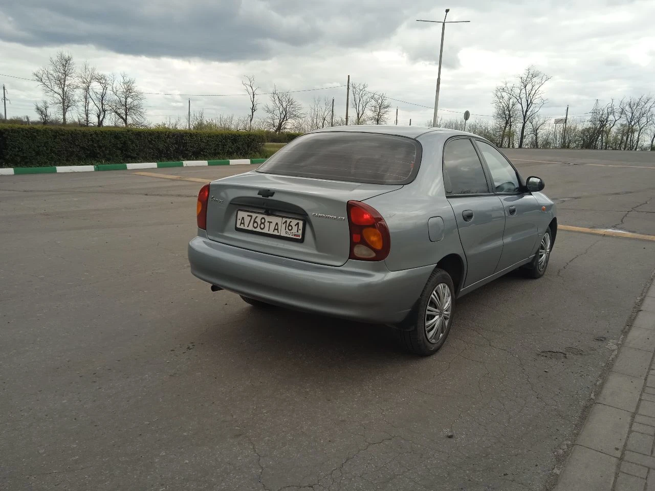 Продам шевроле ланос цена 320тыс, рублей,2008год, объем двигателя 1,5 комплектация sx, кондиционер, передние электростеклоподьемники, гидроусилитель руля, air bag, два ключа, два брелка центральный замок, свет led, камера заднего вида, магнитола андроид, тонировка, шины летние r14, с документами порядок, не гнилая не ржавая не варена в дтп не учавствовала, вложений не требует в хорошем состоянии полностью обслужена. смотреть авто город шахтёрск все интересующие вопросы по телефону+79495963046 - фотография - 7