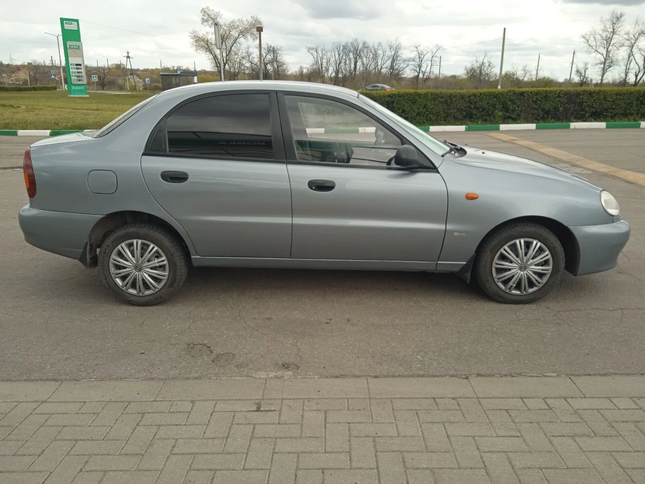 Продам шевроле ланос цена 320тыс, рублей,2008год, объем двигателя 1,5 комплектация sx, кондиционер, передние электростеклоподьемники, гидроусилитель руля, air bag, два ключа, два брелка центральный замок, свет led, камера заднего вида, магнитола андроид, тонировка, шины летние r14, с документами порядок, не гнилая не ржавая не варена в дтп не учавствовала, вложений не требует в хорошем состоянии полностью обслужена. смотреть авто город шахтёрск все интересующие вопросы по телефону+79495963046 - фотография - 3