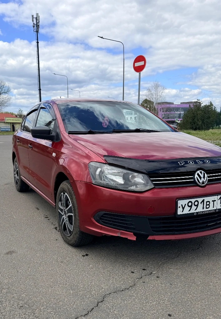 Продам фольксваген поло 2014 года. автомобиль в хорошем состоянии. двигатель работает хорошо. коробка работает без посторонних шумов, все передачи включаются плавно, ни одна не выбивает. ходовая в хорошем состоянии, стуков нету, недавно перебралась. стоит 2 din магнитофон, кондиционер заправлен дует хорошо. ошибок не каких нету. ценна: 630000 тыс. торг возле капота. осмотр: луганск тел:+79591667878 - фотография - 6
