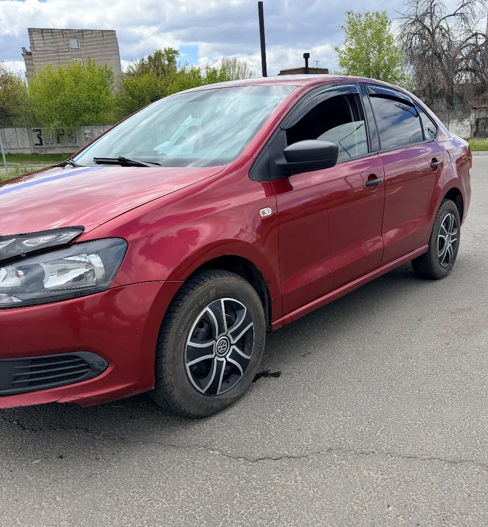 Продам фольксваген поло 2014 года. автомобиль в хорошем состоянии. двигатель работает хорошо. коробка работает без посторонних шумов, все передачи включаются плавно, ни одна не выбивает. ходовая в хорошем состоянии, стуков нету, недавно перебралась. стоит 2 din магнитофон, кондиционер заправлен дует хорошо. ошибок не каких нету. ценна: 630000 тыс. торг возле капота. осмотр: луганск тел:+79591667878 - фотография - 2