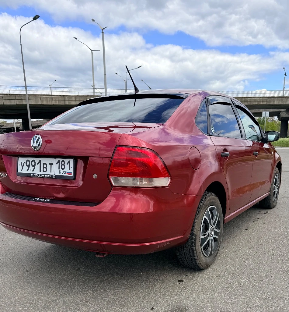 Продам фольксваген поло 2014 года. автомобиль в хорошем состоянии. двигатель работает хорошо. коробка работает без посторонних шумов, все передачи включаются плавно, ни одна не выбивает. ходовая в хорошем состоянии, стуков нету, недавно перебралась. стоит 2 din магнитофон, кондиционер заправлен дует хорошо. ошибок не каких нету. ценна: 630000 тыс. торг возле капота. осмотр: луганск тел:+79591667878 - фотография - 5