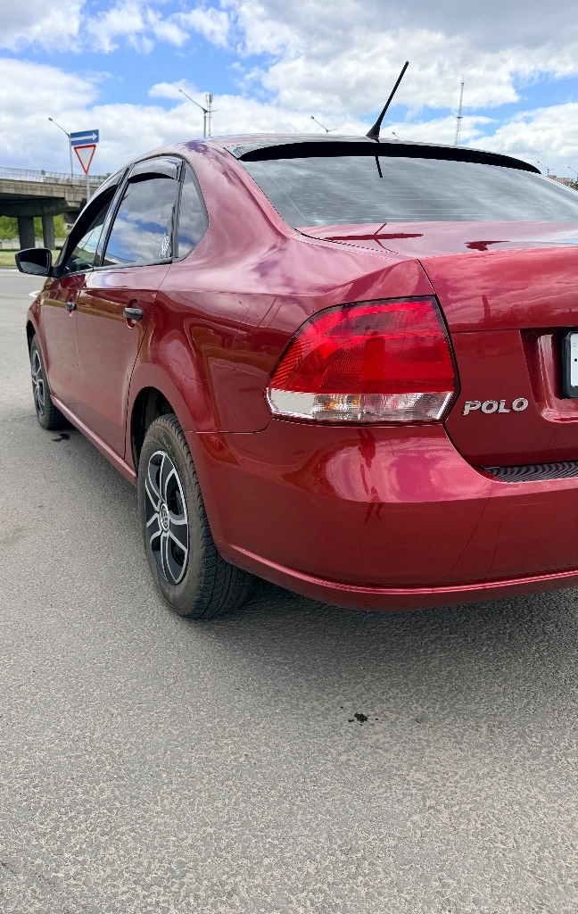 Продам фольксваген поло 2014 года. автомобиль в хорошем состоянии. двигатель работает хорошо. коробка работает без посторонних шумов, все передачи включаются плавно, ни одна не выбивает. ходовая в хорошем состоянии, стуков нету, недавно перебралась. стоит 2 din магнитофон, кондиционер заправлен дует хорошо. ошибок не каких нету. ценна: 630000 тыс. торг возле капота. осмотр: луганск тел:+79591667878 - фотография - 3