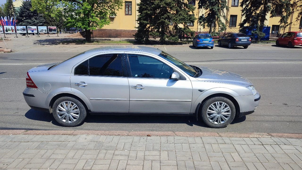 Ford mondeo 3 1.8 бензин 2005г г. макеевка я 1 владелец в птс, мкпп 5ст. родной пробег 305тыс. родной!. по машине много всего сделано за машиной следил и ухаживал как будто другой не будет. было сделано: заменены поршневые кольца (колбен) шатун вкладыши(колбен) прокладка гбц (виктор рейнз) болты гбц(рейнз) масл сьемн колпачки(виктор рейнз) отрегулированы зазоры стаканчиков. ровно выпуск 0.30 впуск 0.25. (очень муторное дело кто знает! я присутствовал) заменён полность комплект цепи грм с натяжителем, звёздами, успокоителями. 2024г(фото отчёт имеется) заменены 2 обводных ролика навесного. так же и сам ремень. в 2025г. убрана болячка вихревых заслонок заменил втулки во впускном коллекторе на капролоновые. открываются закрываются четко без посторонних звуков и дизеления. заменена корзина и ведомый диск. в 2022г стоит новый двухмассовый маховик(сакс) старый отдам в придачу оказался живой. так как стучал выжимной заменил и его(старые запчасти имеются, раз уж залез поставил новый маховик (43тыс руб)в 2022г. кпп втыкаются все передачи как и должны. (мягко и без усилия) почищена полностью система егр. ( при капитал. ремонте) заменена сетка бензонасоса в баке( была практически чистая) так же заменён мотор бензонасоса! свечи менялись 16тыс, назад ( нареканий нет) катушка новая и проводам высоковольтным 2 года. все старые запчасти имеются. катализатор вырезан. машина не прошивалась. динамика не изменилась ни как. едет бодро на свои 1.8. обслужены в начале лета суппорта. установлена андроид магнитола 10дюймов. подключена камера заднего вида, gps трекер. подрулевые лепестки подключены так же, вай фай блютуз и т д. музыка звучит. ходовка: год назад заменены передние амортизаторы. задн. зайлент стабилизатора. ступичные подшипники оба перед. в 2026г. передние тормозные диски заменил на новые в 2025г. (вентилируемые) стойки стаб. шаровые опоры, рул наконечники. наружные шрузы(оба)заменены, стояли ещё родные. авто сбитая нет не стуков не грюков. .. комфортная как для водителя так и для пассажиров. салон чистый и имеет вид. шины лето. r16. в 2023 году довел до исправного состояния кондиционер, был разобран компрессор и заменены прокладки, заменена трубка высокого давление причина ухода фриона. заменён антифриз. масло в кпп. 2024г по кузову есть нюансы возрастные. но по мере поступления всё убиралось. хранение гаражное. два ключа сигнализация, откр закрытие с кнопки. продажа (переоформление мрэо) тех осмотр пройден. дк на руках 2026г. - фотография - 2