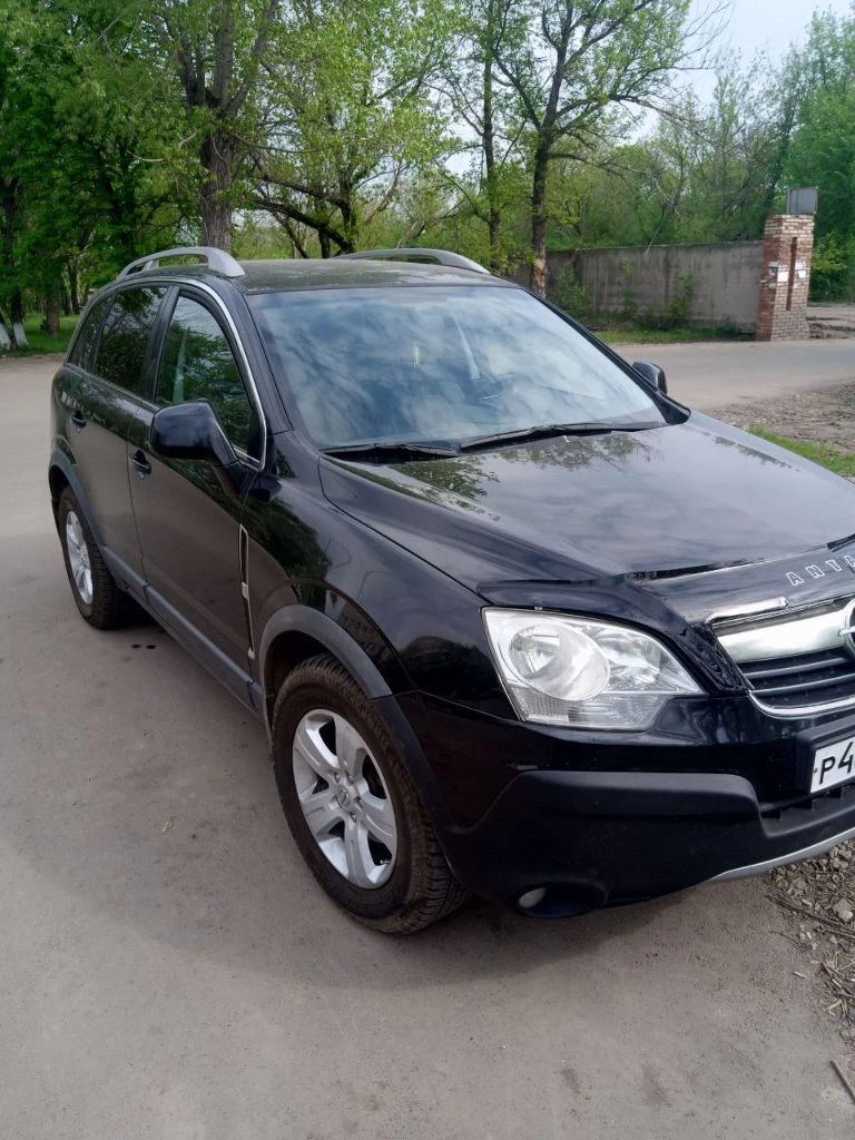 Продается опель антара 2011 года, с оригинальный пробег 280 тыс км, от собственника, надежный дешевый в содержании автомобиль с большим клиренсом и багажником, от собственника полная гальваническая оцинковка кузова, 2.4 140 л. с бензиновый атмосферный мотор миллионник и классическая не убиваемая механика, комплектация полная самая оптимальная компоновка на этой машине, осмотр г. брянка. зеленая автотека, сброшу по запросу. торг есть возле капота. вопросы по телефону. +79591028715 цена 960 тыс. ₽ - фотография - 2
