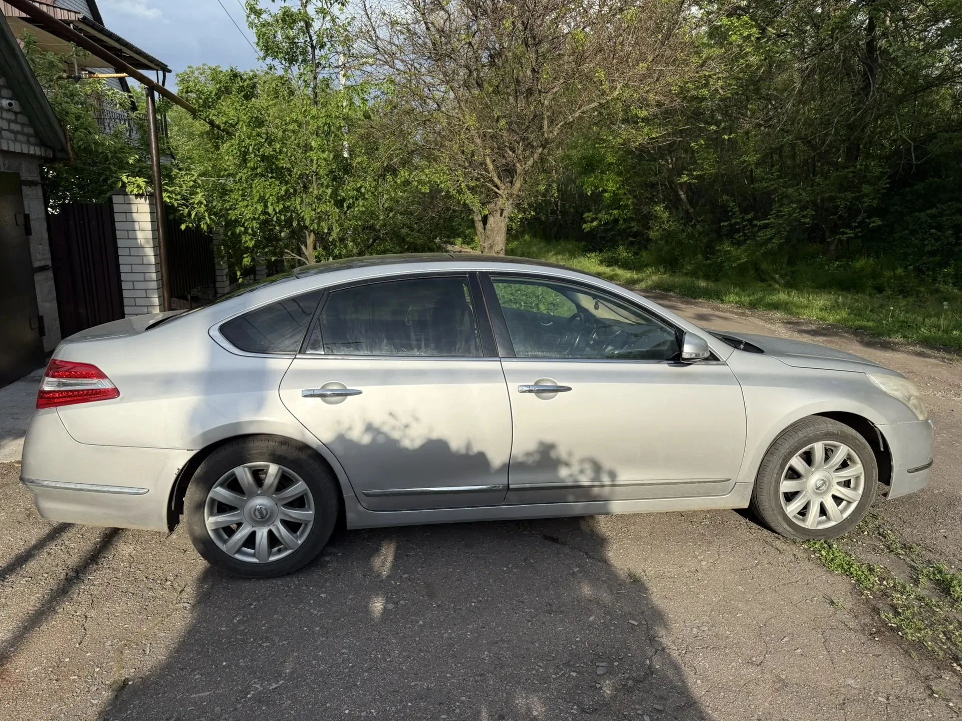 Nissan teana 2010 г. 3.5 249 лс бензин, вариатор пробег 186 000 км -кожаный салон, панорамная крыша, мультимедиа, подогрев и обдув передних сидений, бесключевой доступ. -по обслуживанию: заменён радиатор, обслужена система кондиционирования, новые катушки зажигания, новые свечи, залито новое моторное масло, заменен датчик коленвала. два комплекта резины. салон в хорошем состоянии по кузову есть незначительные следы эксплуатации цена: 820 000 ₽, торг у капота. +79494860791 - фотография - 4