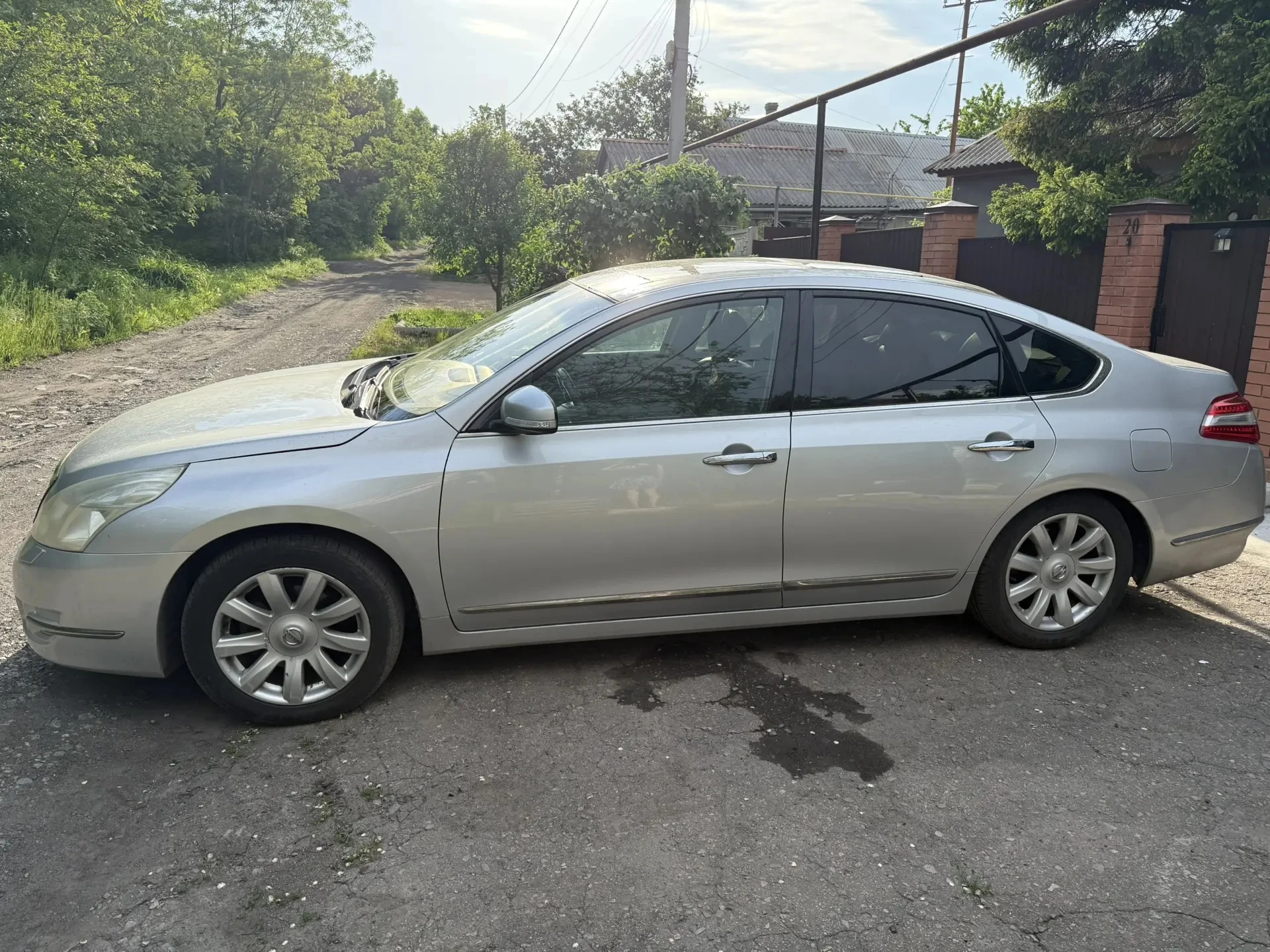 Nissan teana 2010 г. 3.5 249 лс бензин, вариатор пробег 186 000 км -кожаный салон, панорамная крыша, мультимедиа, подогрев и обдув передних сидений, бесключевой доступ. -по обслуживанию: заменён радиатор, обслужена система кондиционирования, новые катушки зажигания, новые свечи, залито новое моторное масло, заменен датчик коленвала. два комплекта резины. салон в хорошем состоянии по кузову есть незначительные следы эксплуатации цена: 820 000 ₽, торг у капота. +79494860791 - фотография - 3