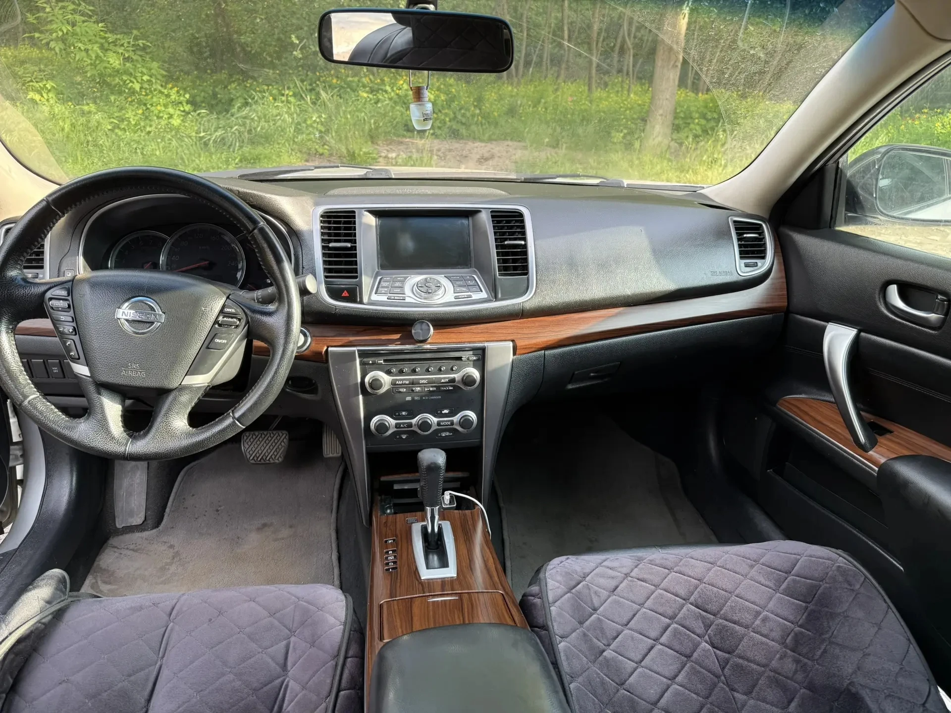 Nissan teana 2010 г. 3.5 249 лс бензин, вариатор пробег 186 000 км -кожаный салон, панорамная крыша, мультимедиа, подогрев и обдув передних сидений, бесключевой доступ. -по обслуживанию: заменён радиатор, обслужена система кондиционирования, новые катушки зажигания, новые свечи, залито новое моторное масло, заменен датчик коленвала. два комплекта резины. салон в хорошем состоянии по кузову есть незначительные следы эксплуатации цена: 820 000 ₽, торг у капота. +79494860791 - фотография - 5