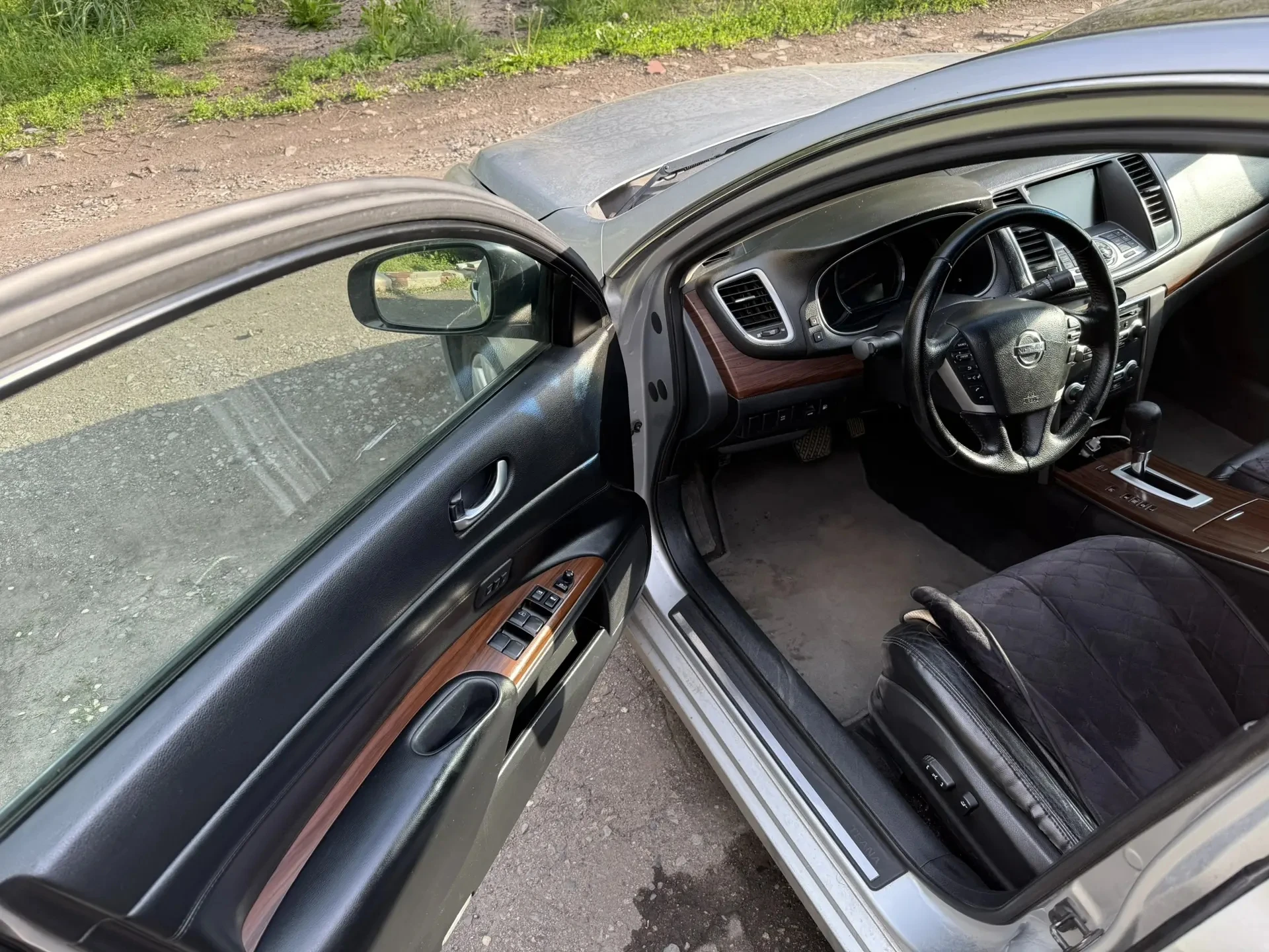 Nissan teana 2010 г. 3.5 249 лс бензин, вариатор пробег 186 000 км -кожаный салон, панорамная крыша, мультимедиа, подогрев и обдув передних сидений, бесключевой доступ. -по обслуживанию: заменён радиатор, обслужена система кондиционирования, новые катушки зажигания, новые свечи, залито новое моторное масло, заменен датчик коленвала. два комплекта резины. салон в хорошем состоянии по кузову есть незначительные следы эксплуатации цена: 820 000 ₽, торг у капота. +79494860791 - фотография - 6