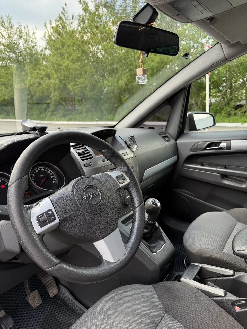 Продам opel zafira b двигатель 1.8 бензин. 5 ступенчатая механика. 7 мест 2005 год. один хозяин. климат контроль, подогрев сидений, круиз контроль, абс, светодиодные фары, мультируль, esp, релинги на крыше. отличная рабочая лошадка. полное переоформление приветствуется. цена 650 т. руб +79591392627 г. свердловск - фотография - 2