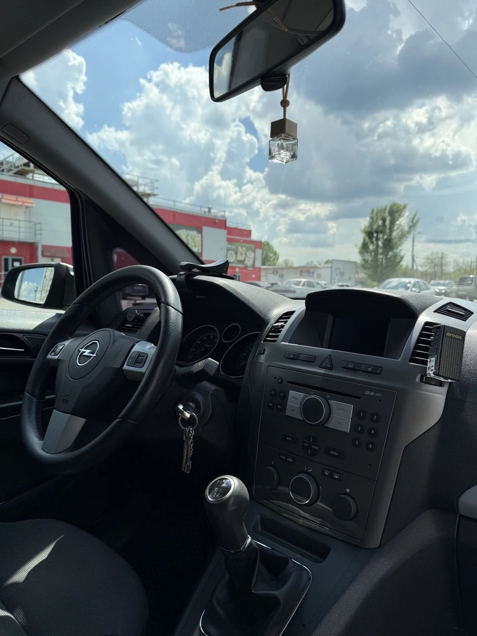 Продам opel zafira b двигатель 1.8 бензин. 5 ступенчатая механика. 7 мест 2005 год. один хозяин. климат контроль, подогрев сидений, круиз контроль, абс, светодиодные фары, мультируль, esp, релинги на крыше. отличная рабочая лошадка. полное переоформление приветствуется. цена 650 т. руб +79591392627 г. свердловск - фотография - 5