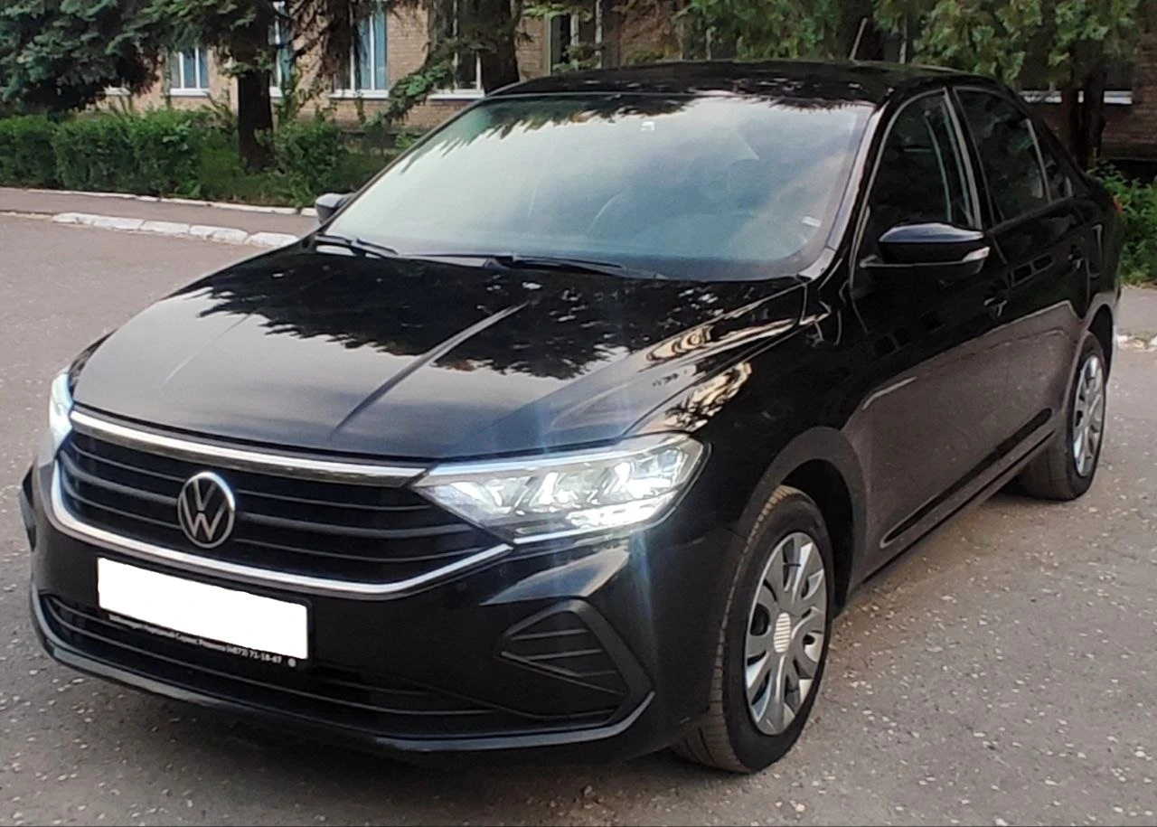 Продам volkswagen polo 2021 года, 1,6 механика в новом кузове. авто в родной краске, не такси, не каршеринг. пробег 145 тыс. км. по двигателю вопросов нет, шепчет, ходовая обслужена, новая резина. хорошая комплектация 4 стеклоподъемника, климат контроль, заводское лед фары, бортовой компьютер, заводской монитор, блютуз, громкая связь, подогрев сидений, регулировка зеркал, подогрев переднего и заднего стекл, 2 юсб разъëма, багажник лифтбек. салон в идеале, авто смотрится очень эффектно. цена 1,290 млн. хороший торг у капота. детально по телефону +79493560528, +79493202480 - фотография - 4