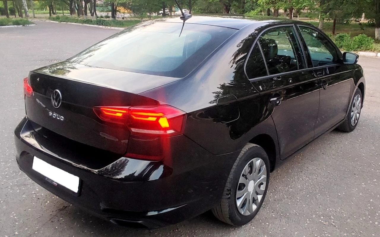 Продам volkswagen polo 2021 года, 1,6 механика в новом кузове. авто в родной краске, не такси, не каршеринг. пробег 145 тыс. км. по двигателю вопросов нет, шепчет, ходовая обслужена, новая резина. хорошая комплектация 4 стеклоподъемника, климат контроль, заводское лед фары, бортовой компьютер, заводской монитор, блютуз, громкая связь, подогрев сидений, регулировка зеркал, подогрев переднего и заднего стекл, 2 юсб разъëма, багажник лифтбек. салон в идеале, авто смотрится очень эффектно. цена 1,290 млн. хороший торг у капота. детально по телефону +79493560528, +79493202480 - фотография - 2