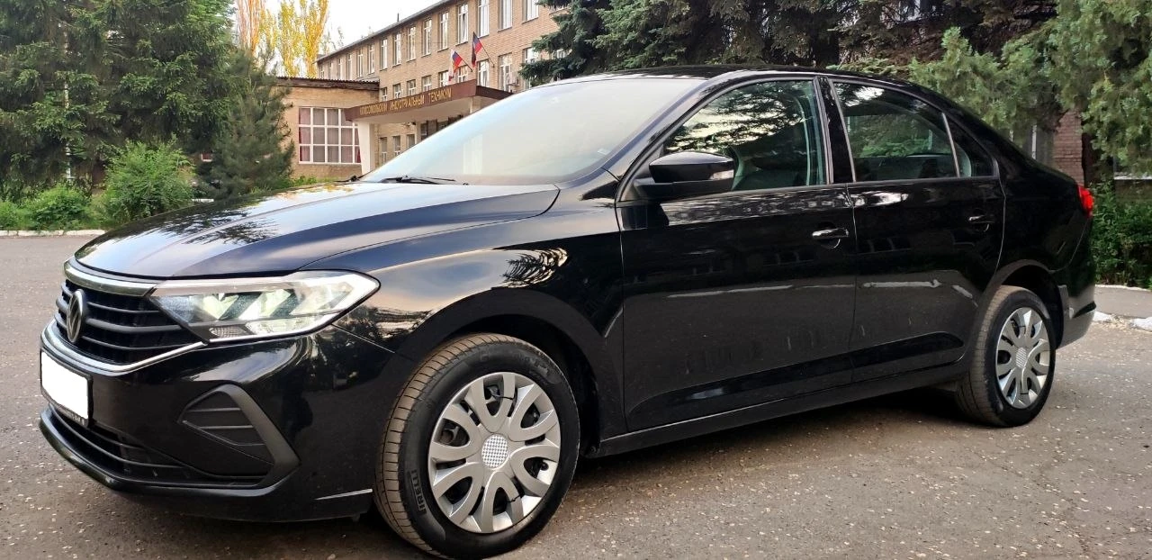 Продам volkswagen polo 2021 года, 1,6 механика в новом кузове. авто в родной краске, не такси, не каршеринг. пробег 145 тыс. км. по двигателю вопросов нет, шепчет, ходовая обслужена, новая резина. хорошая комплектация 4 стеклоподъемника, климат контроль, заводское лед фары, бортовой компьютер, заводской монитор, блютуз, громкая связь, подогрев сидений, регулировка зеркал, подогрев переднего и заднего стекл, 2 юсб разъëма, багажник лифтбек. салон в идеале, авто смотрится очень эффектно. цена 1,290 млн. хороший торг у капота. детально по телефону +79493560528, +79493202480 - фотография - 8