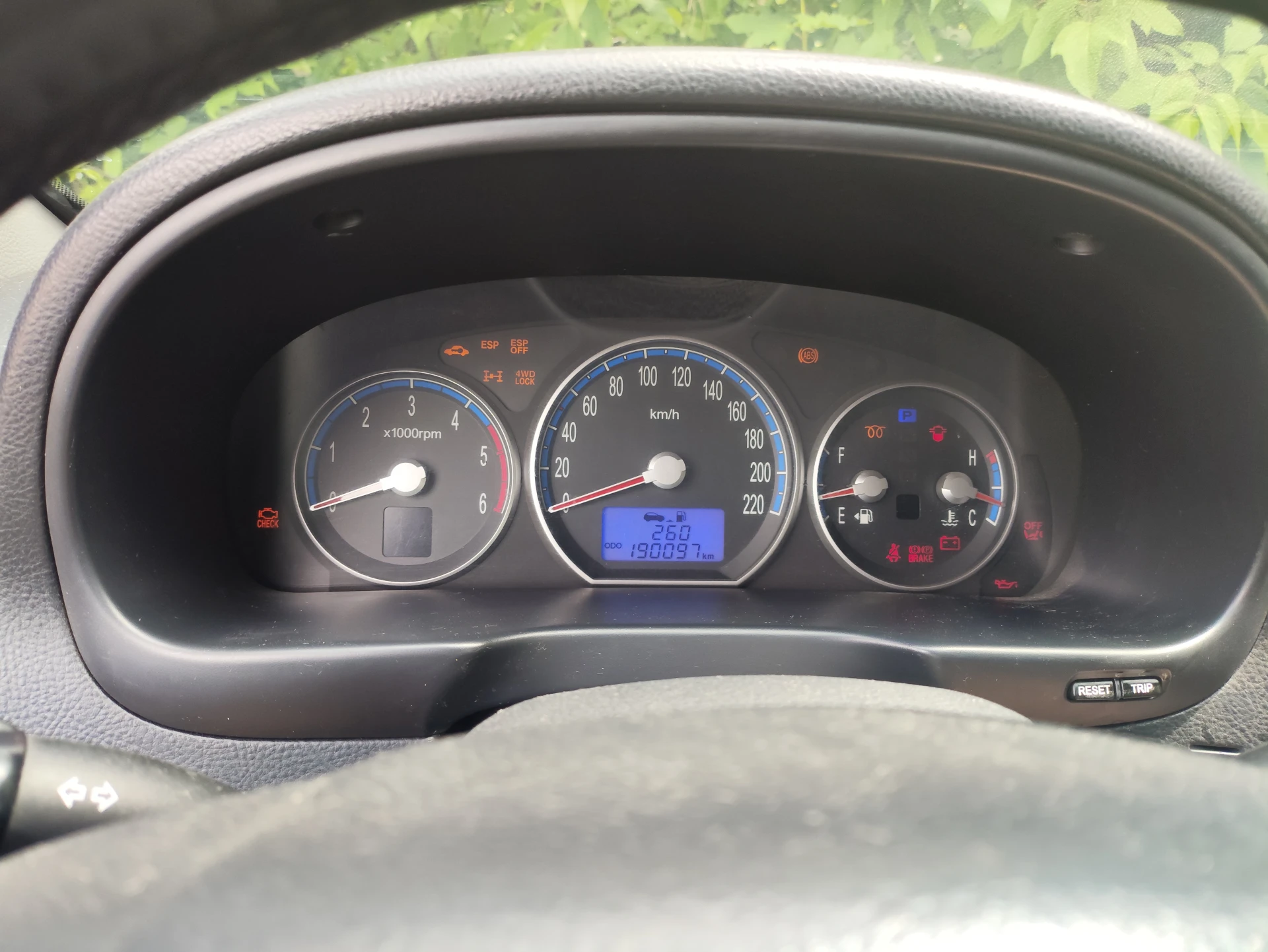 У вас есть возможность приобрести надёжный автомобиль hyundai santa fe 2007 года выпуска на вечном, объёмом 2.2 литра, 150 сильном, дизельном моторе. средний расход на 100 км 8.7 литров, масло не кушает. классическая 5 ступенчатая акпп, не пинает, не затягивает, переключает как надо. по кузову есть вторичные окрасы, сколы, царапинки, авто не новое, но ничего критичного. климат, круиз, подогрев сидений работает. комплект зимних шин в комплекте. из минусов могу отметить следующее: загудел правый задний опорный подшипник, в скором будущем потребуется замена подушки двигателя. автомобиль приобретался на замену, пока основной авто находился в ремонте, по тому на учёт на себя не ставил. по цене 890 000, на недостатки скину. территориально донецк, макеевка. +79494814840 - фотография - 10
