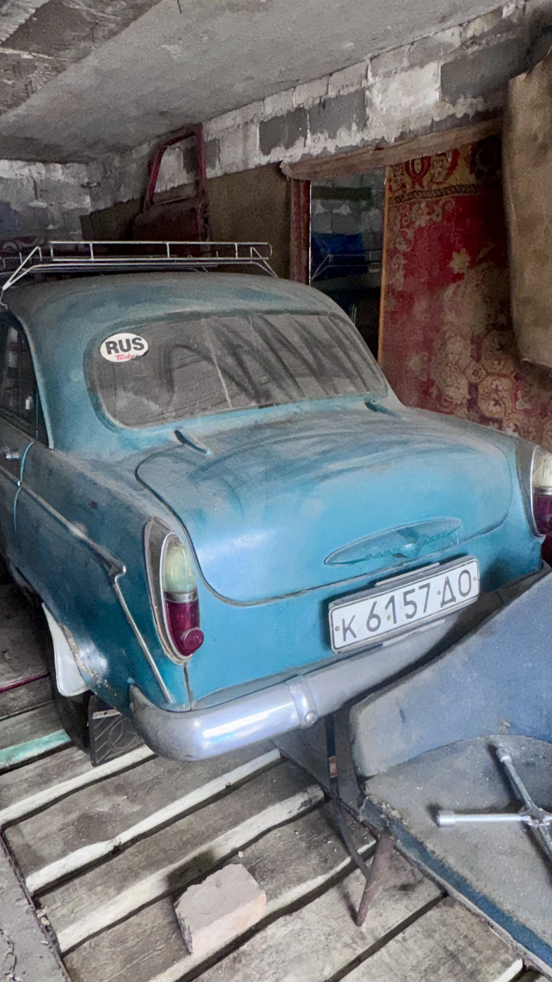 Москвич-407 1960 г. , документы ссср, под реставрацию документы: оригинальные номера ссср и техпаспорт. кузов: полностью перекрашен в морской цвет. цвет в птс красный крыша, капот и багажник родные. так же оригинальные диски и колпаки. салон: оригинальный, не перекрашен. не прокурен. техника: на ходу (заехала в гараж), но шины спущены. в комплекте: 2 запасные кпп и 1 двигатель + запчасти. хранение: гаражное (ганзовка). осмотр: по договорённости. вывоз: нужна помощь в эвакуации. продажа: только целиком, на запчасти или под реставрацию. торг уместен. связь по номеру +79495373544 - фотография - 7