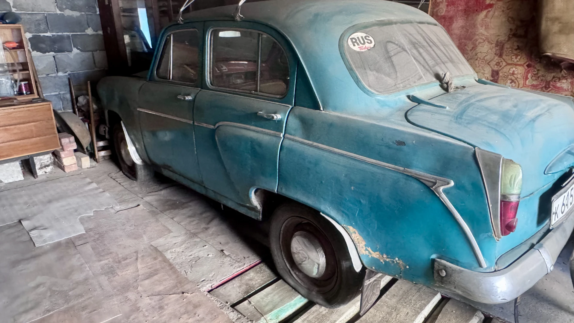Москвич-407 1960 г. , документы ссср, под реставрацию документы: оригинальные номера ссср и техпаспорт. кузов: полностью перекрашен в морской цвет. цвет в птс красный крыша, капот и багажник родные. так же оригинальные диски и колпаки. салон: оригинальный, не перекрашен. не прокурен. техника: на ходу (заехала в гараж), но шины спущены. в комплекте: 2 запасные кпп и 1 двигатель + запчасти. хранение: гаражное (ганзовка). осмотр: по договорённости. вывоз: нужна помощь в эвакуации. продажа: только целиком, на запчасти или под реставрацию. торг уместен. связь по номеру +79495373544 - фотография - 8