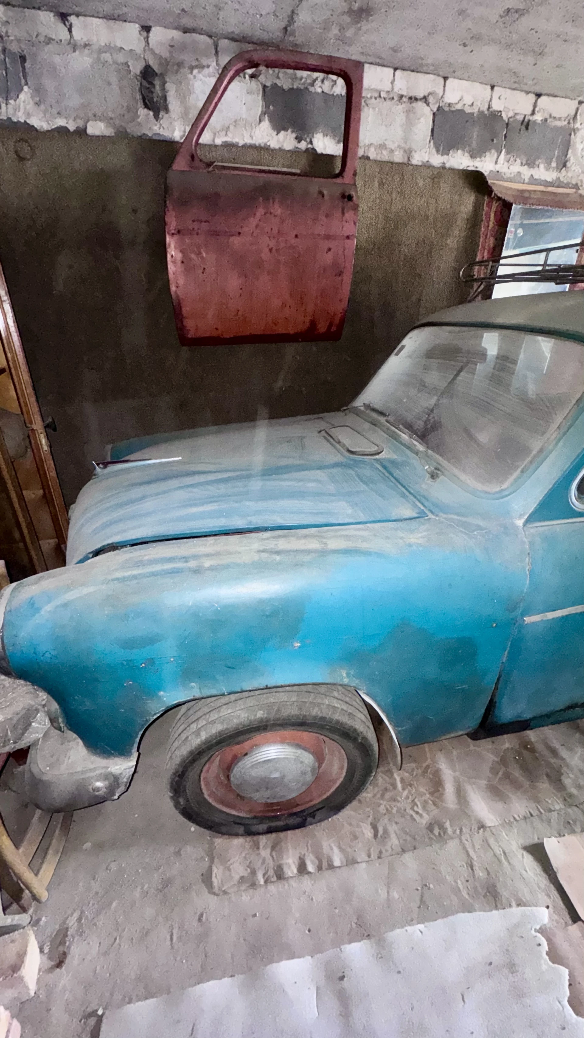 Москвич-407 1960 г. , документы ссср, под реставрацию документы: оригинальные номера ссср и техпаспорт. кузов: полностью перекрашен в морской цвет. цвет в птс красный крыша, капот и багажник родные. так же оригинальные диски и колпаки. салон: оригинальный, не перекрашен. не прокурен. техника: на ходу (заехала в гараж), но шины спущены. в комплекте: 2 запасные кпп и 1 двигатель + запчасти. хранение: гаражное (ганзовка). осмотр: по договорённости. вывоз: нужна помощь в эвакуации. продажа: только целиком, на запчасти или под реставрацию. торг уместен. связь по номеру +79495373544 - фотография - 5