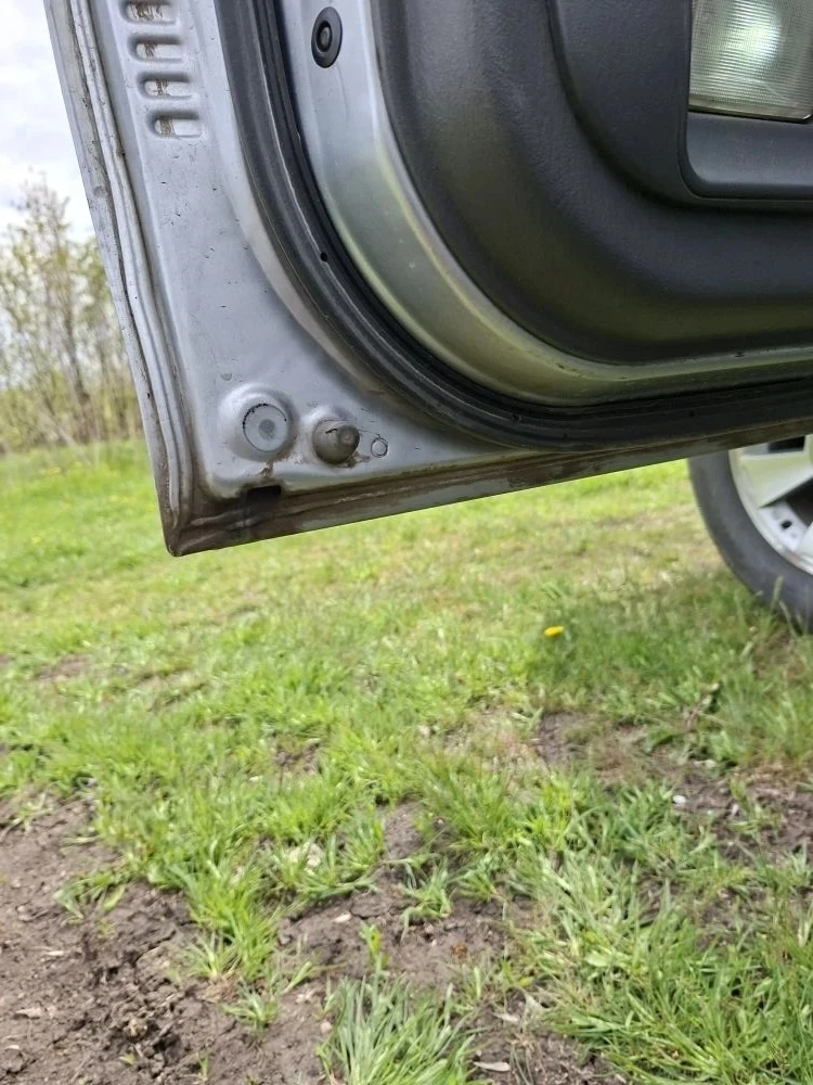 Продаю mitsubishi pajero sport 🚗 модель: mitsubishi pajero sport (серебристый). 📅 год выпуска: 2008 🔧 тип двигателя: дизель 🏎️ коробка передач: механика 🌏 привод: полный. 📏 клиренс: 215 мм — отлично подходит для бездорожья! 💺 места: 5. в хорошем состоянии, без серьёзных повреждений, двигатель работает ровно, ходовая часть в порядке. все системы работают исправно (электрооборудование, аудиосистема). три комплекта колёс, зимняя и летняя на дисках. есть все нужные документы. тех осмотр пройден. больше информации по телефону : +79493078284 виктор цена: 1000000 докучаевск - фотография - 8