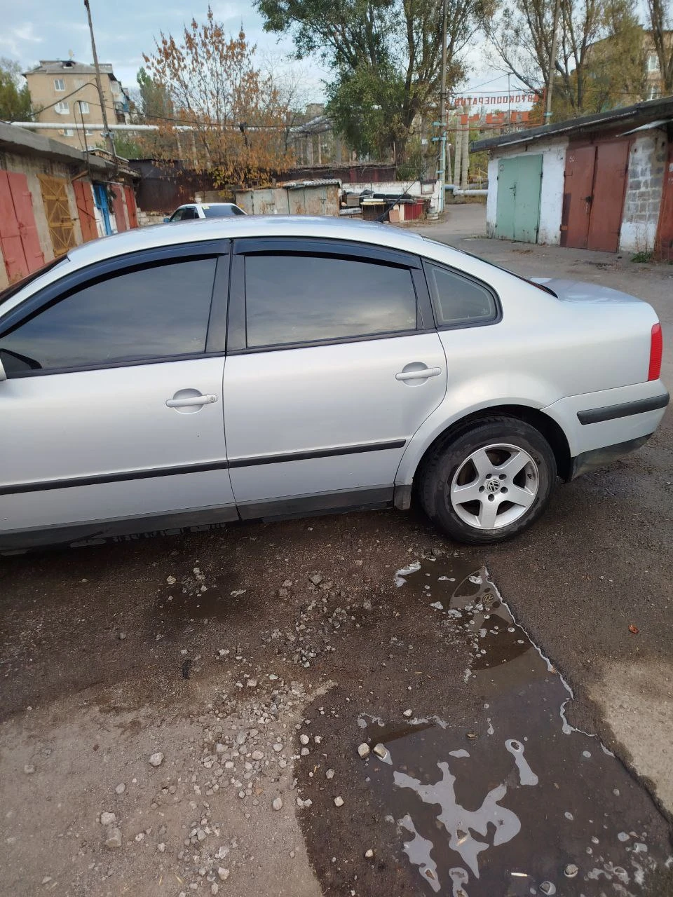 Volkswagen passat b5 1.6 8 клапонный (ahl) кузов без дтп, автомобиль местный, не гнилой. двигатель самый простой, без турбины, работает ровно, не дымит (масло не жрёт). все расходнии заменены, новый ремень грм, новый топливный фильтр после промывки топливной системы, форсунки обсуждены (промывка на стенде + новые кольца), новые тормозные колодки. комплектация: 4 эсп, климат контроль, abs. авто территориально в г. горловка. тел. : +79493139993(telegram) - фотография - 4