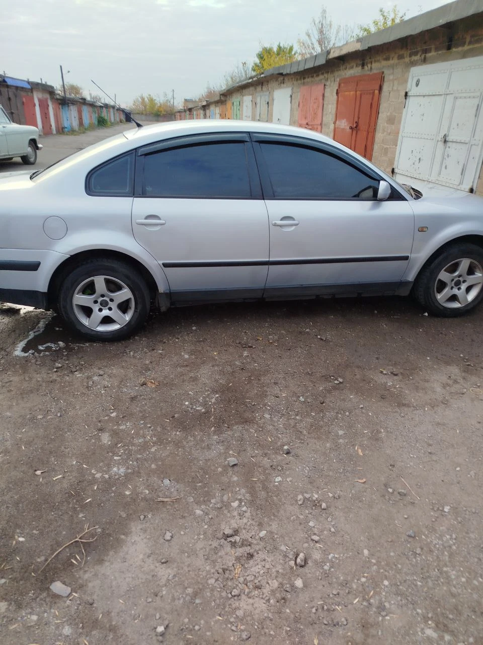 Volkswagen passat b5 1.6 8 клапонный (ahl) кузов без дтп, автомобиль местный, не гнилой. двигатель самый простой, без турбины, работает ровно, не дымит (масло не жрёт). все расходнии заменены, новый ремень грм, новый топливный фильтр после промывки топливной системы, форсунки обсуждены (промывка на стенде + новые кольца), новые тормозные колодки. комплектация: 4 эсп, климат контроль, abs. авто территориально в г. горловка. тел. : +79493139993(telegram) - фотография - 5