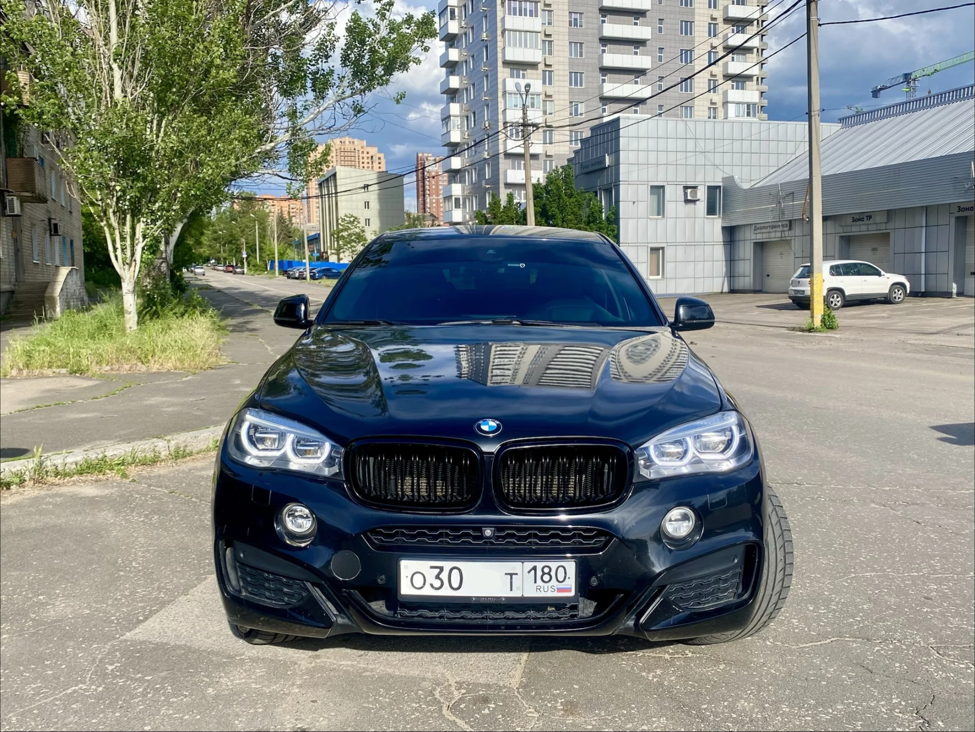 Продам свой bmw x6 f16 2016 года 40dx n57d30b / n57z в отличном состоянии. автомобиль черного цвета, год выпуска - 2016. пробег - 185 000 километров. объем двигателя - 3 литра, мощность - 313 лошадиных сил. тип двигателя - дизель, коробка передач - автоматическая, полный привод. автомобиль оснащен всеми необходимыми опциями: иммобилайзер; электропривод зеркал; подогрев передних сидений; кожаный салон; система курсовой устойчивости. машина находится в идеальном состоянии, полностью готова к эксплуатации. не требует никаких дополнительных вложений. замена масла двс каждые 6000 км. 12000 км назад было проведено большое то: заменены все жидкости, установлены вентилируемые тормозные диски с метало-керамическими колодками в круг, полностью заменена ходовая часть задняя и частично передняя. передний бампер, капот, передние крылья, фары, ручки дверей, частично крыша, задние арки в броне-пленки. gsm сигнализация с автозапуском (управление с телефона). установлен усиленный передний кардан. в автомобиле установлен видеорегистратор с двумя камерами: видом спереди и сзади. установлены дополнительные элементы интерьера. пробег родной! также в комплекте отдам летнюю резину на дисках купленную в октябре 2025 года. возможен обмен с вашей доплатой на renault arkana или duster свежего года на автомате цена: 4 200 000₽ телефон: +7 (949) 506-28-86 - фотография - 1