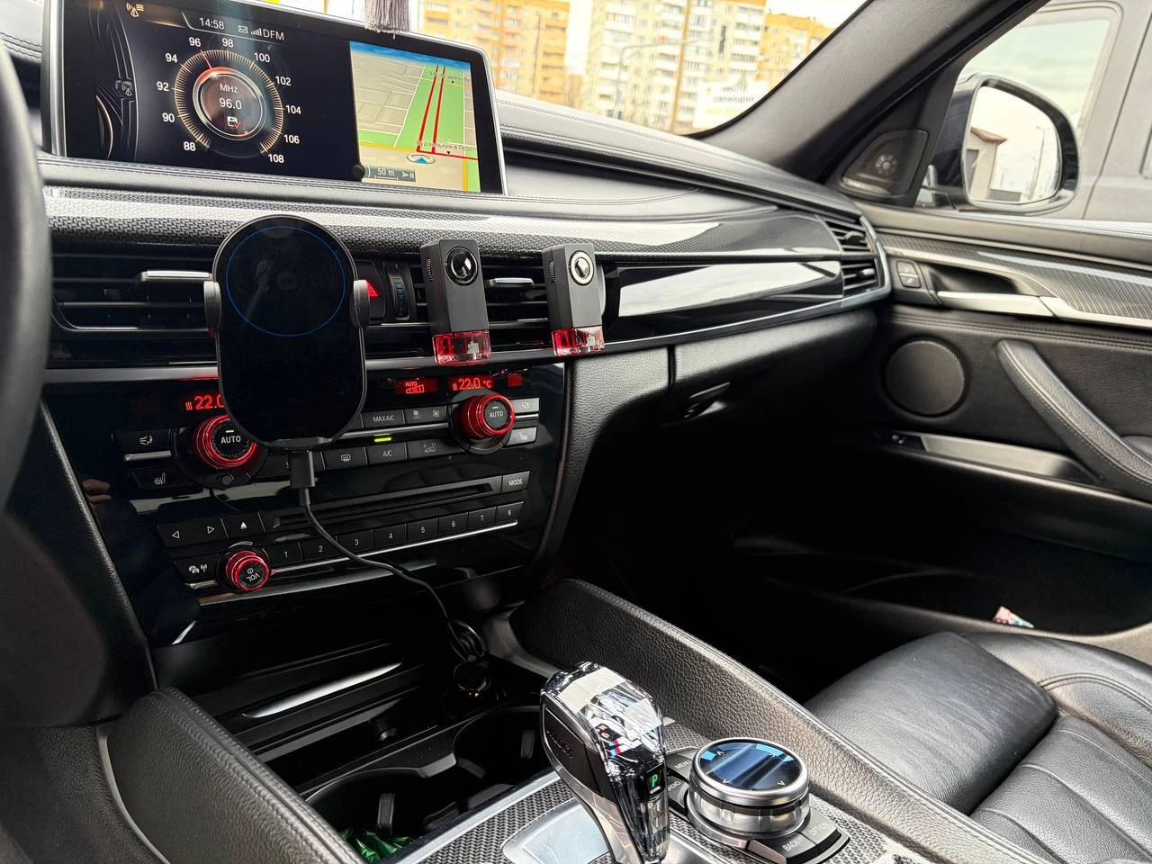 Продам свой bmw x6 f16 2016 года 40dx n57d30b / n57z в отличном состоянии. автомобиль черного цвета, год выпуска - 2016. пробег - 185 000 километров. объем двигателя - 3 литра, мощность - 313 лошадиных сил. тип двигателя - дизель, коробка передач - автоматическая, полный привод. автомобиль оснащен всеми необходимыми опциями: иммобилайзер; электропривод зеркал; подогрев передних сидений; кожаный салон; система курсовой устойчивости. машина находится в идеальном состоянии, полностью готова к эксплуатации. не требует никаких дополнительных вложений. замена масла двс каждые 6000 км. 12000 км назад было проведено большое то: заменены все жидкости, установлены вентилируемые тормозные диски с метало-керамическими колодками в круг, полностью заменена ходовая часть задняя и частично передняя. передний бампер, капот, передние крылья, фары, ручки дверей, частично крыша, задние арки в броне-пленки. gsm сигнализация с автозапуском (управление с телефона). установлен усиленный передний кардан. в автомобиле установлен видеорегистратор с двумя камерами: видом спереди и сзади. установлены дополнительные элементы интерьера. пробег родной! также в комплекте отдам летнюю резину на дисках купленную в октябре 2025 года. возможен обмен с вашей доплатой на renault arkana или duster свежего года на автомате цена: 4 200 000₽ телефон: +7 (949) 506-28-86 - фотография - 6