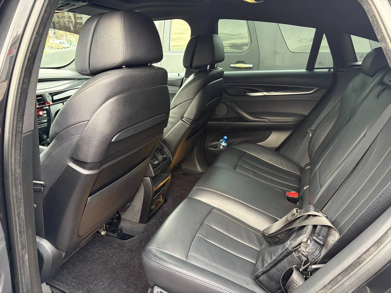 Продам свой bmw x6 f16 2016 года 40dx n57d30b / n57z в отличном состоянии. автомобиль черного цвета, год выпуска - 2016. пробег - 185 000 километров. объем двигателя - 3 литра, мощность - 313 лошадиных сил. тип двигателя - дизель, коробка передач - автоматическая, полный привод. автомобиль оснащен всеми необходимыми опциями: иммобилайзер; электропривод зеркал; подогрев передних сидений; кожаный салон; система курсовой устойчивости. машина находится в идеальном состоянии, полностью готова к эксплуатации. не требует никаких дополнительных вложений. замена масла двс каждые 6000 км. 12000 км назад было проведено большое то: заменены все жидкости, установлены вентилируемые тормозные диски с метало-керамическими колодками в круг, полностью заменена ходовая часть задняя и частично передняя. передний бампер, капот, передние крылья, фары, ручки дверей, частично крыша, задние арки в броне-пленки. gsm сигнализация с автозапуском (управление с телефона). установлен усиленный передний кардан. в автомобиле установлен видеорегистратор с двумя камерами: видом спереди и сзади. установлены дополнительные элементы интерьера. пробег родной! также в комплекте отдам летнюю резину на дисках купленную в октябре 2025 года. возможен обмен с вашей доплатой на renault arkana или duster свежего года на автомате цена: 4 200 000₽ телефон: +7 (949) 506-28-86 - фотография - 8