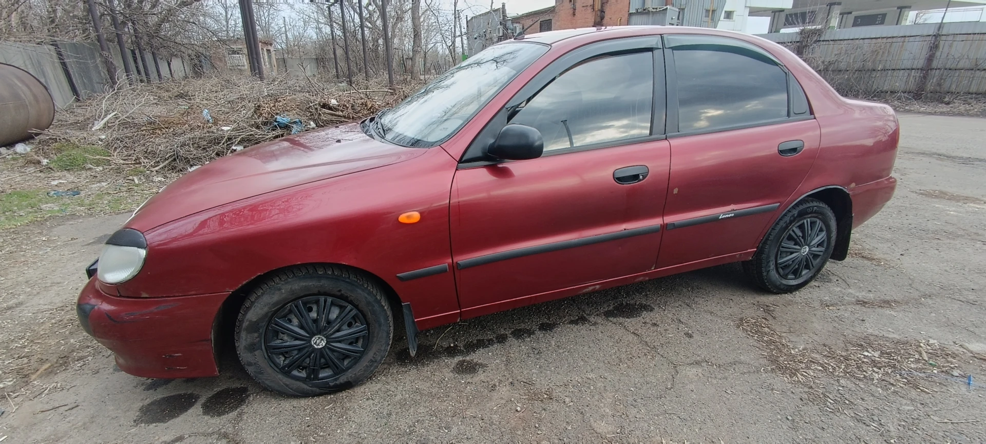 Daewoo lanos 2005 год, поляк fso, газ-бензин, пробег 285500,авто обслуженно, во влодение 6лет, все работает, все светиться, двигатель масло не ест от слова совсем, любые проверки, авто обслуживал вовремя, перекупам не беспокоить, на смотрины не езжу, номера оставляю себе, с ними дороже, новая сигнализация, доводчики, центральный замок, стекло подьемники, печка жарит отлично, днище целое само авто целое, есть рыжики, мятины, царапины, остальные вопросы по телефону - фотография - 2