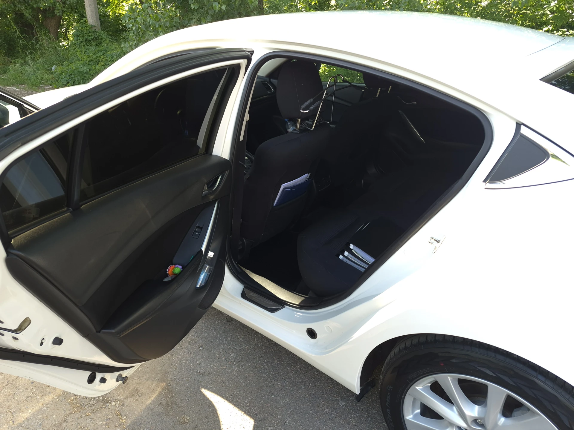 Продам свой автомобиль. mazda 6 2013 год пробег 260000 автомобиль в хорошем состоянии как технически так и внешне. вложено много сил и средств. авто обслужено, делать ничего нужно. в коробке масло менялось в апреле месяце. по ходовой все отлично. стоят bi led модули. комплектация supreme + адаптивный свет, датчик дождя и света. давление в шинах. цена 1450000 торг +79493149867 - фотография - 9