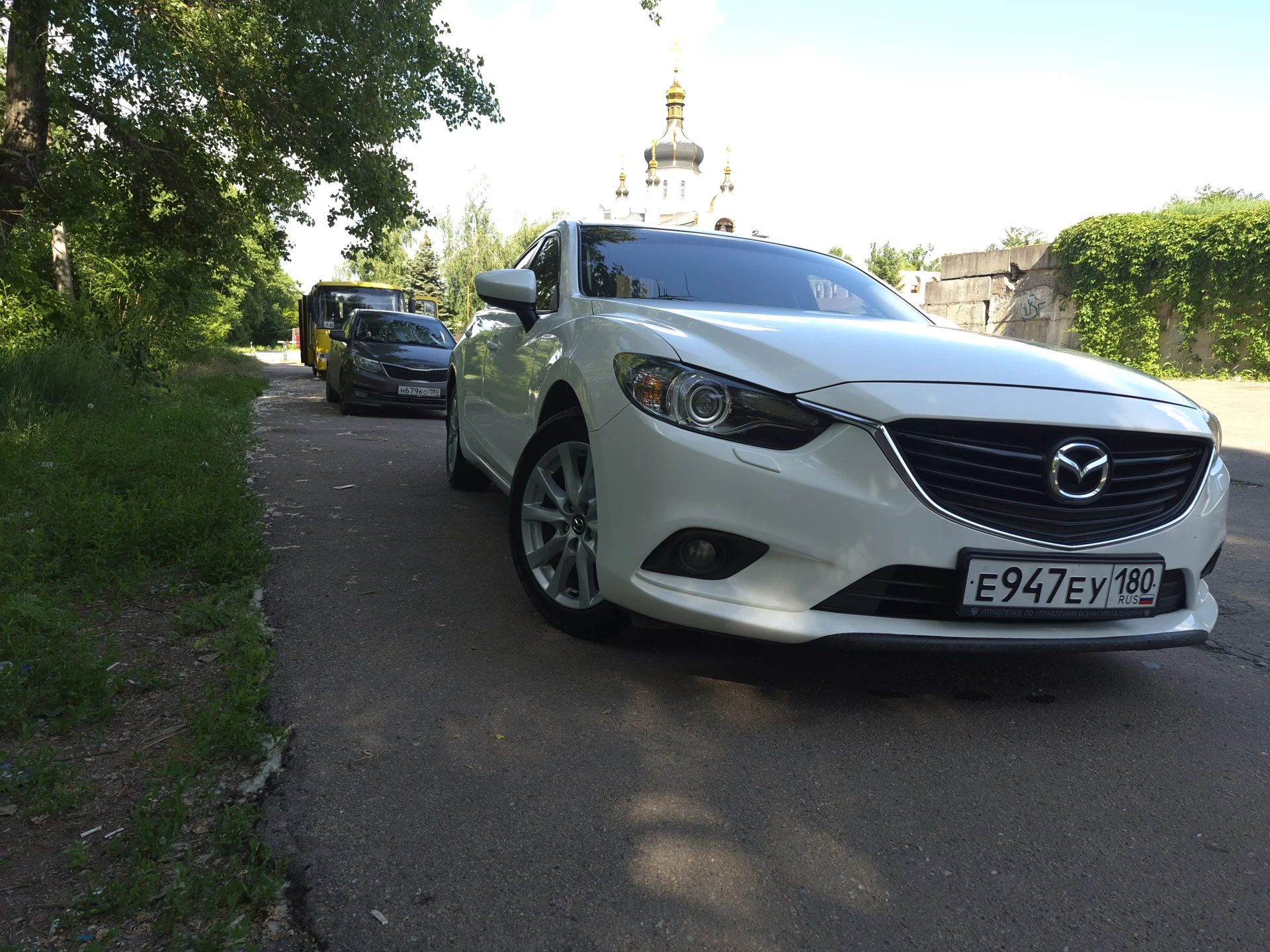 Продам свой автомобиль. mazda 6 2013 год пробег 260000 автомобиль в хорошем состоянии как технически так и внешне. вложено много сил и средств. авто обслужено, делать ничего нужно. в коробке масло менялось в апреле месяце. по ходовой все отлично. стоят bi led модули. комплектация supreme + адаптивный свет, датчик дождя и света. давление в шинах. цена 1450000 торг +79493149867 - фотография - 4