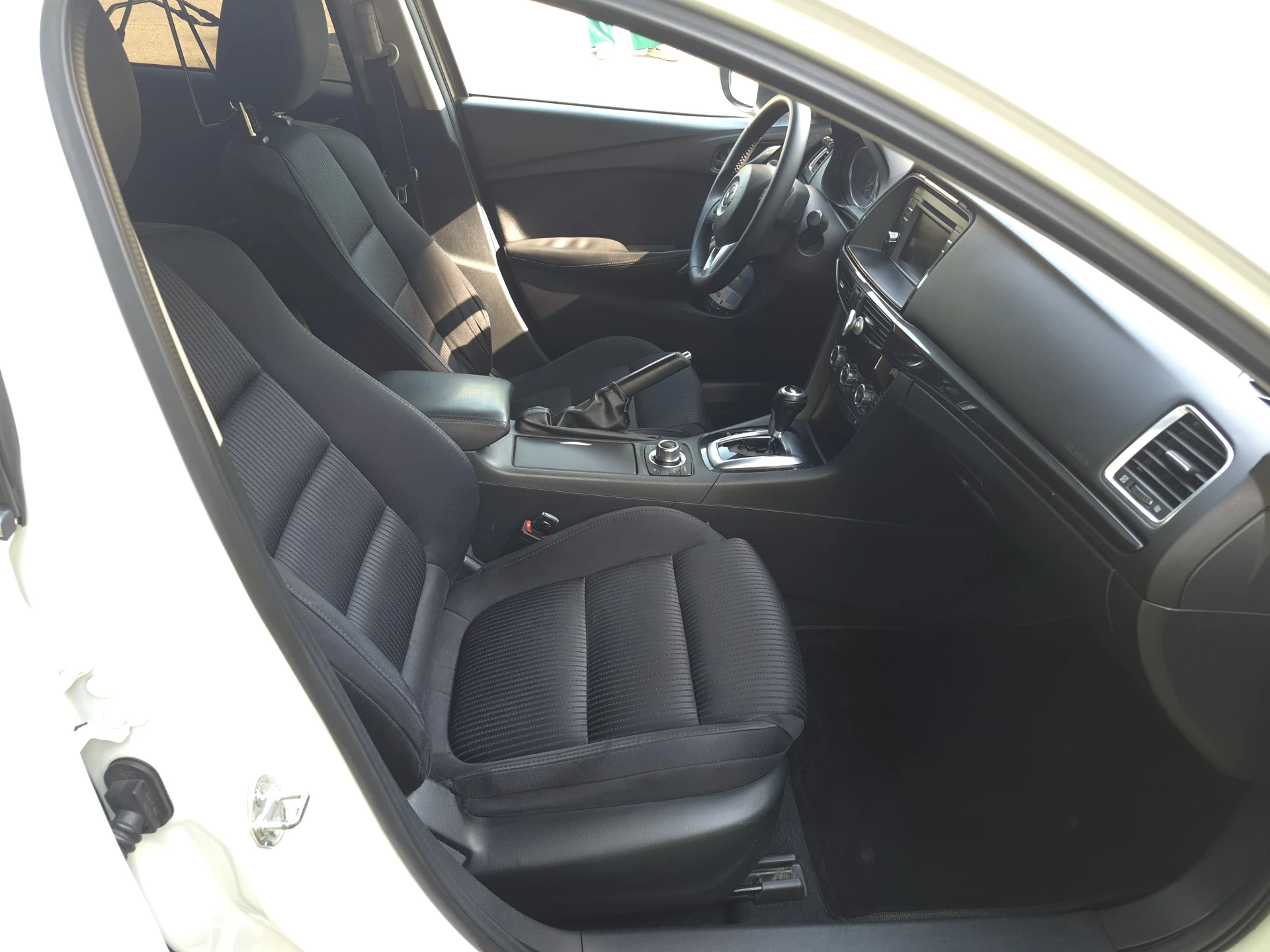 Продам свой автомобиль. mazda 6 2013 год пробег 260000 автомобиль в хорошем состоянии как технически так и внешне. вложено много сил и средств. авто обслужено, делать ничего нужно. в коробке масло менялось в апреле месяце. по ходовой все отлично. стоят bi led модули. комплектация supreme + адаптивный свет, датчик дождя и света. давление в шинах. цена 1450000 торг +79493149867 - фотография - 12