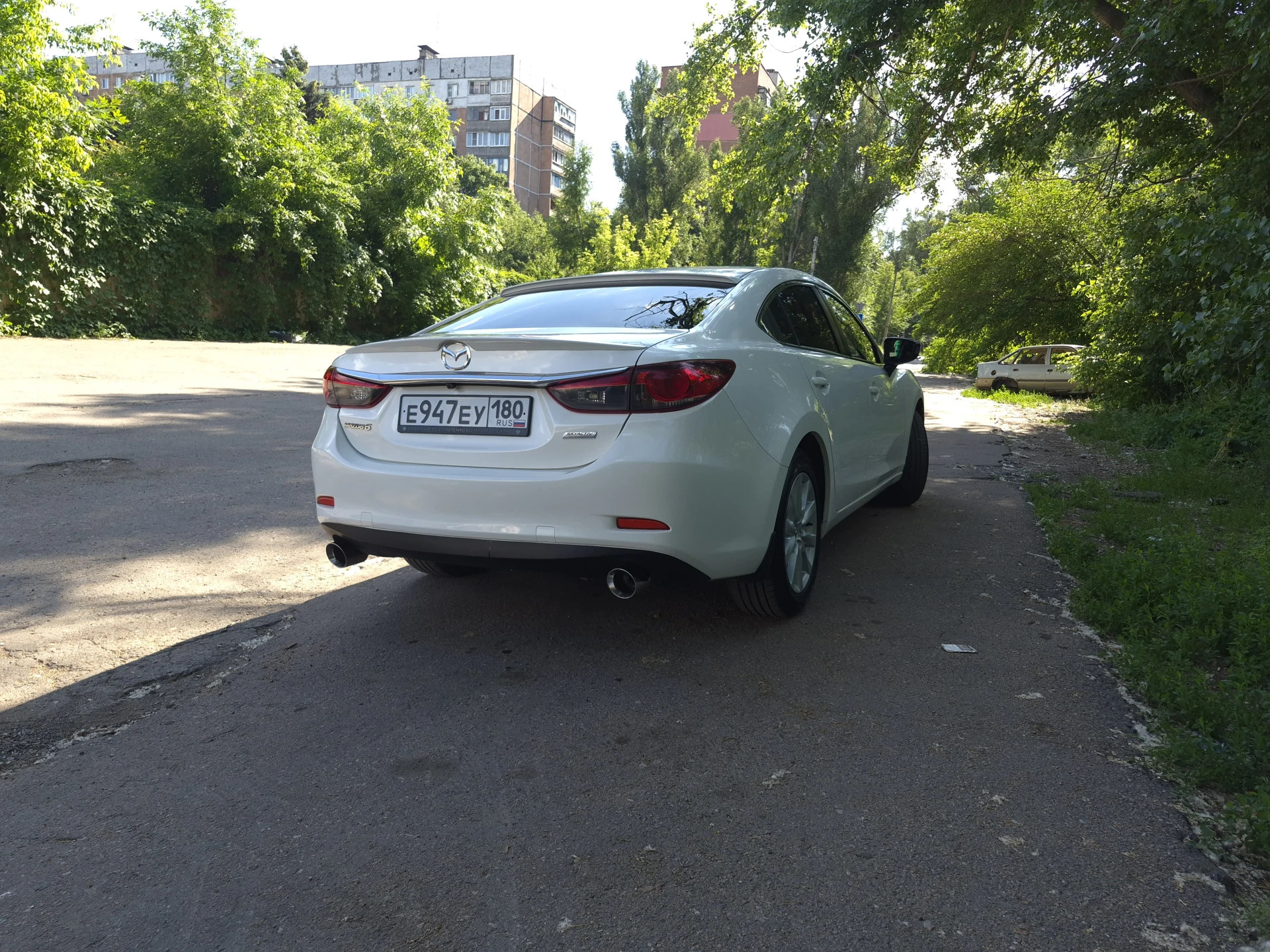 Продам свой автомобиль. mazda 6 2013 год пробег 260000 автомобиль в хорошем состоянии как технически так и внешне. вложено много сил и средств. авто обслужено, делать ничего нужно. в коробке масло менялось в апреле месяце. по ходовой все отлично. стоят bi led модули. комплектация supreme + адаптивный свет, датчик дождя и света. давление в шинах. цена 1450000 торг +79493149867 - фотография - 3