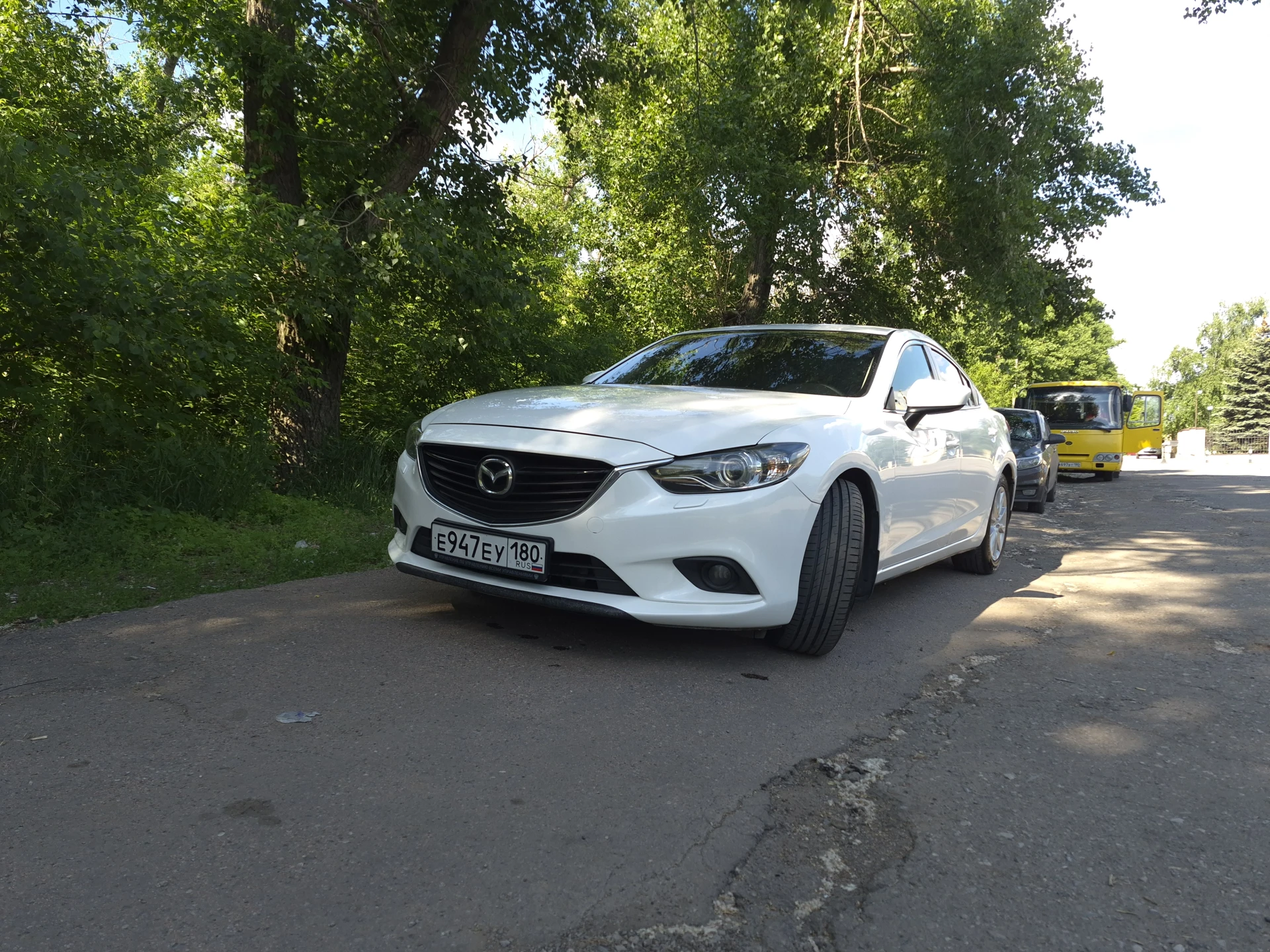 Продам свой автомобиль. mazda 6 2013 год пробег 260000 автомобиль в хорошем состоянии как технически так и внешне. вложено много сил и средств. авто обслужено, делать ничего нужно. в коробке масло менялось в апреле месяце. по ходовой все отлично. стоят bi led модули. комплектация supreme + адаптивный свет, датчик дождя и света. давление в шинах. цена 1450000 торг +79493149867 - фотография - 1