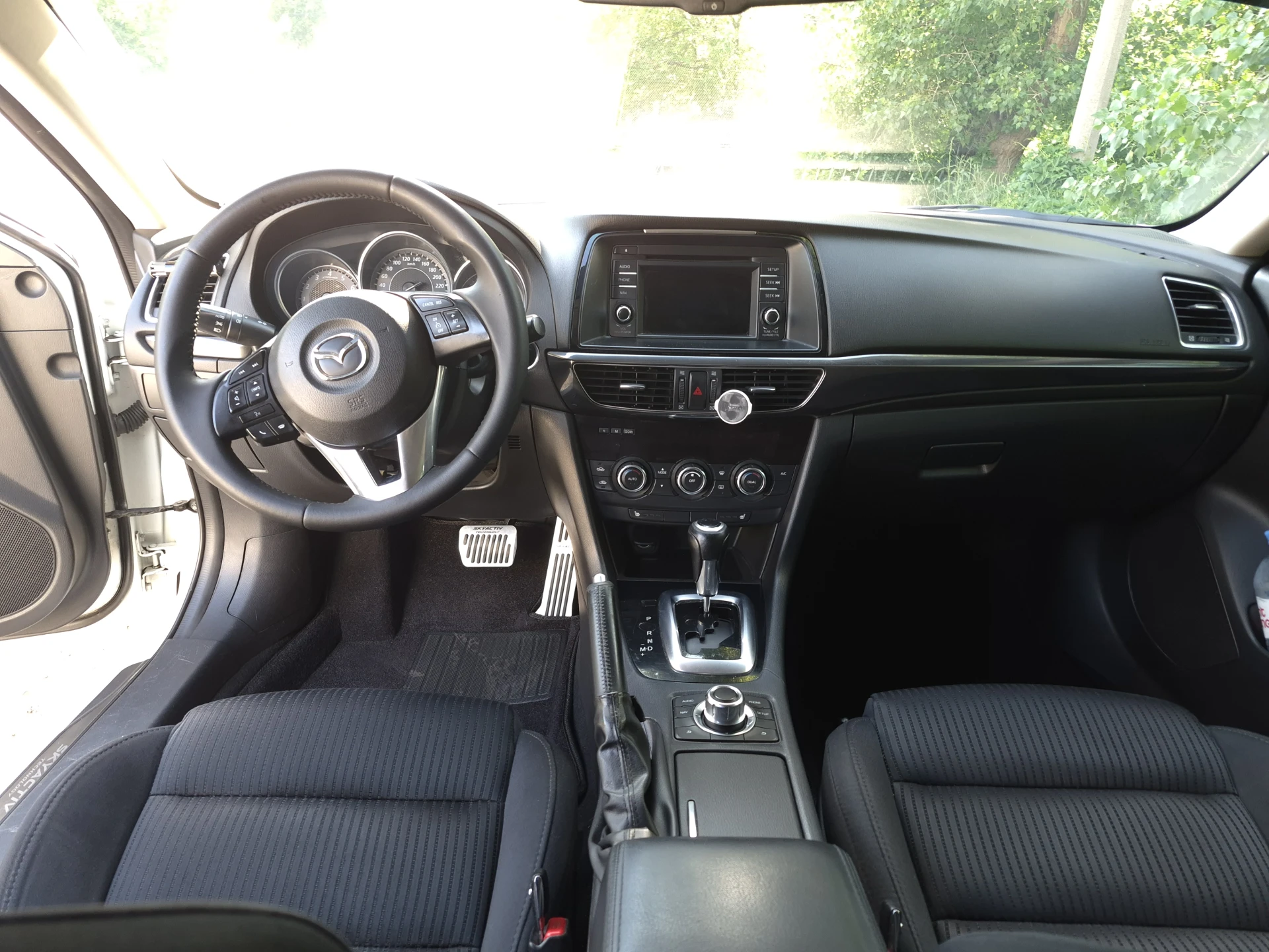 Продам свой автомобиль. mazda 6 2013 год пробег 260000 автомобиль в хорошем состоянии как технически так и внешне. вложено много сил и средств. авто обслужено, делать ничего нужно. в коробке масло менялось в апреле месяце. по ходовой все отлично. стоят bi led модули. комплектация supreme + адаптивный свет, датчик дождя и света. давление в шинах. цена 1450000 торг +79493149867 - фотография - 8